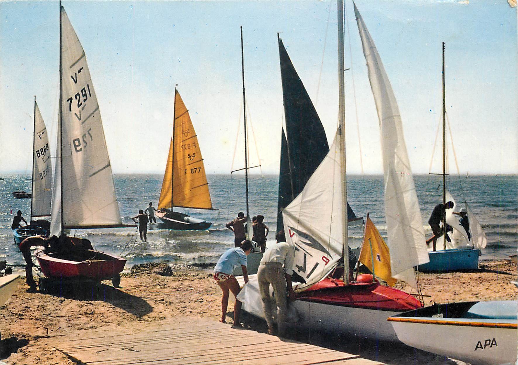 CPM En Parcourant La Cote Mediterraneenne Preparatifs pour les Regates Bateaux