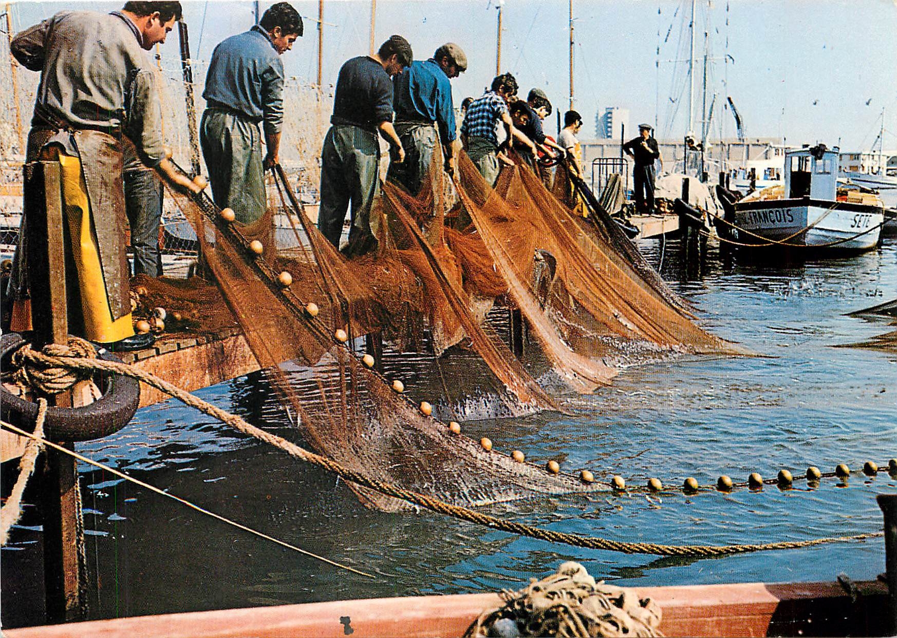 CPM Sete Herault Neltoyage des filets apres la peche 