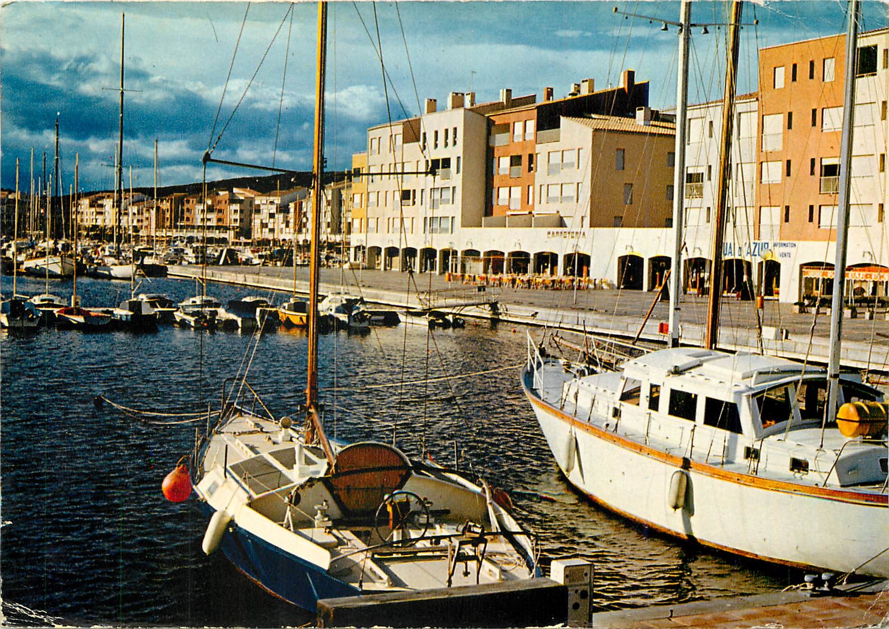 CPM Le Cap d'Agde Au premier plan le quai d'Azur 