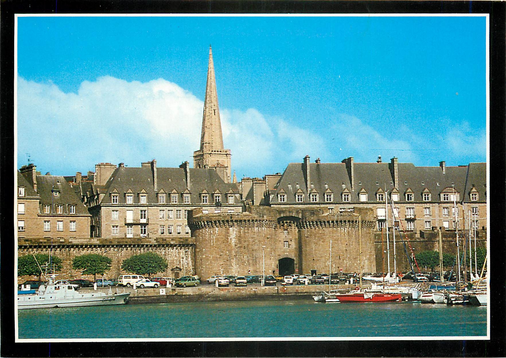 Saint-Malo — Cité corsaire, ses remparts, son clocher et son bassin Vauban — Collection Ollivier