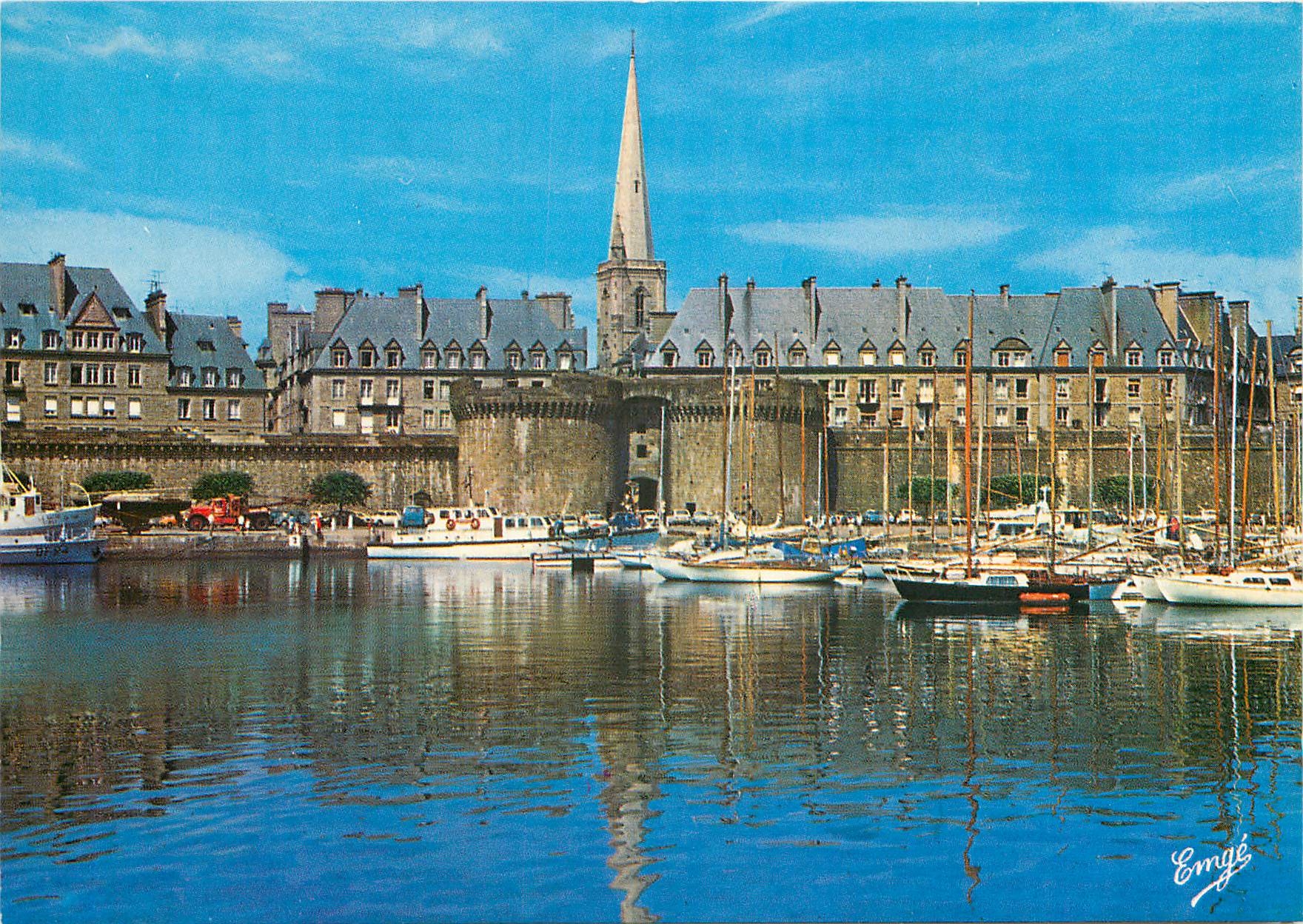 Saint-Malo — Le port des Yachts, Les Remparts — Éditeur Emge, n°2523