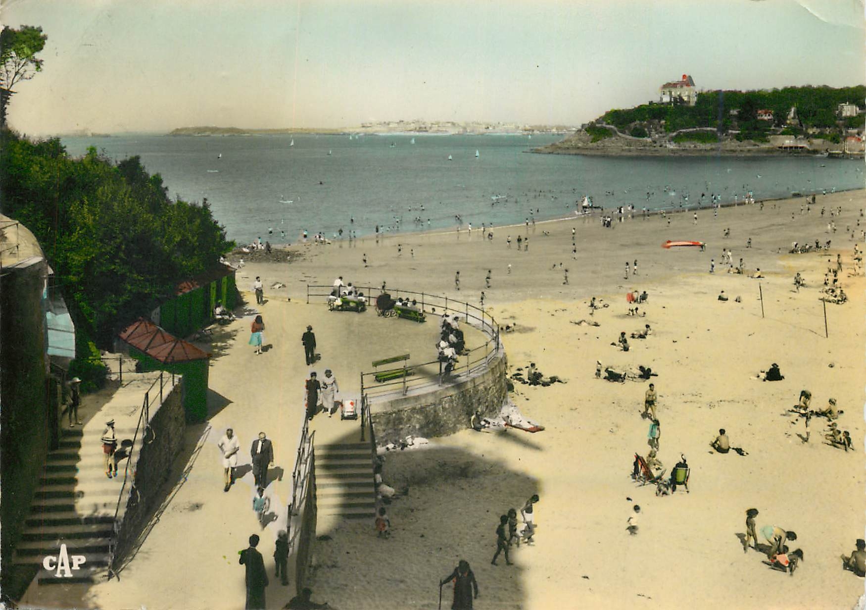 Dinard - L'heure du bain dans le fond St-Malo — C.A.P. (51) & Real-Photo