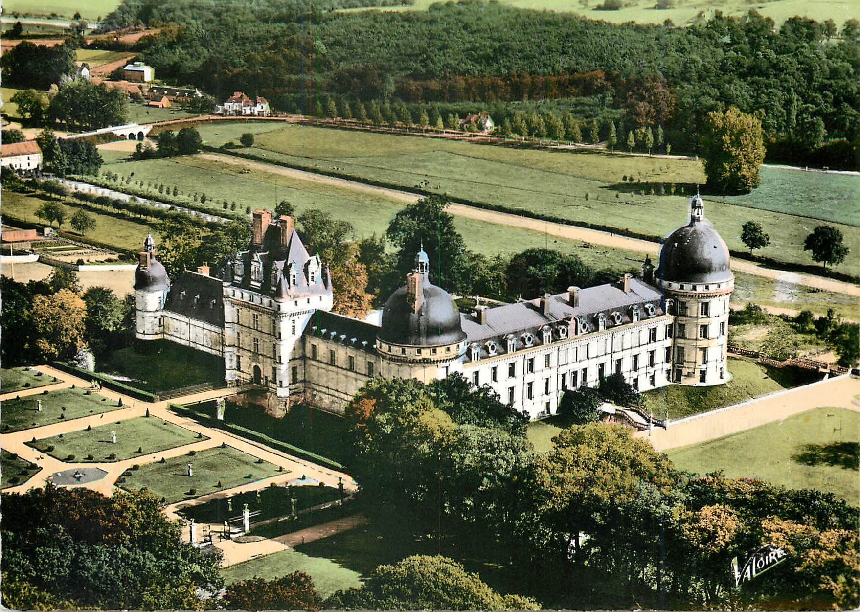 CPM Valencay Indre La facade d'entree avec son donjon et l'aile orientale du chateau vues d'avion 