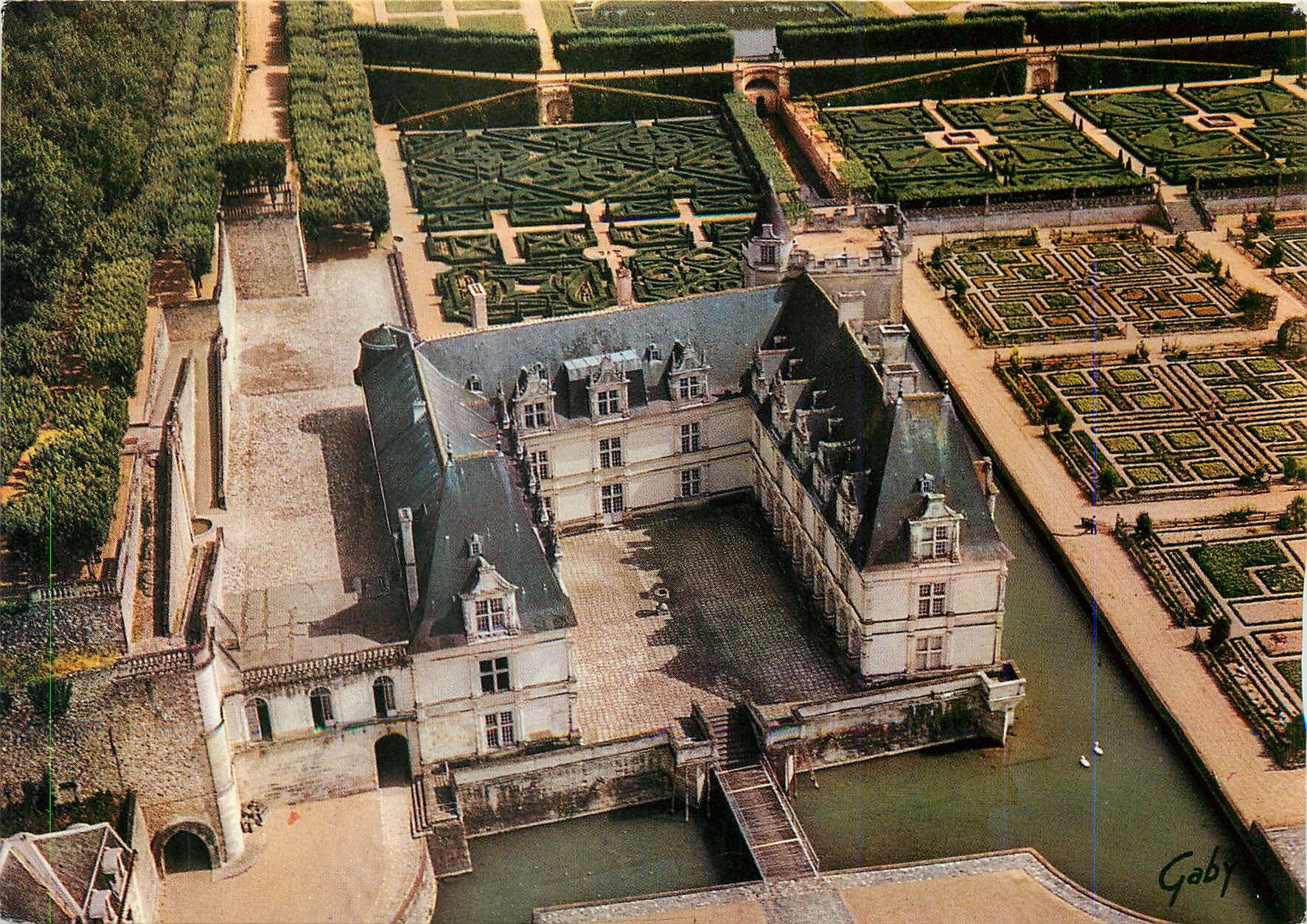 CPM Villandry Indre et Loire Le Chateau les Douves et l'ensemble des Jardins avec la piece d'eau 