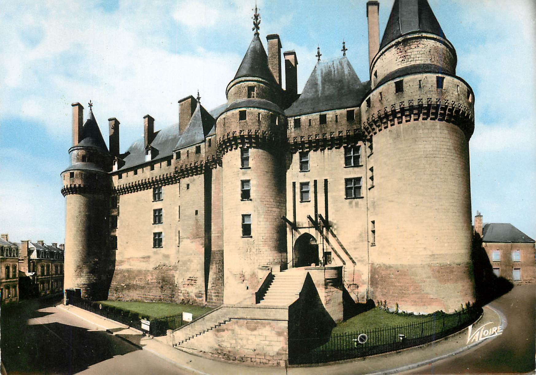 CPM Langeais Indre et Loire Vue d'ensemble du chateau L'entree 