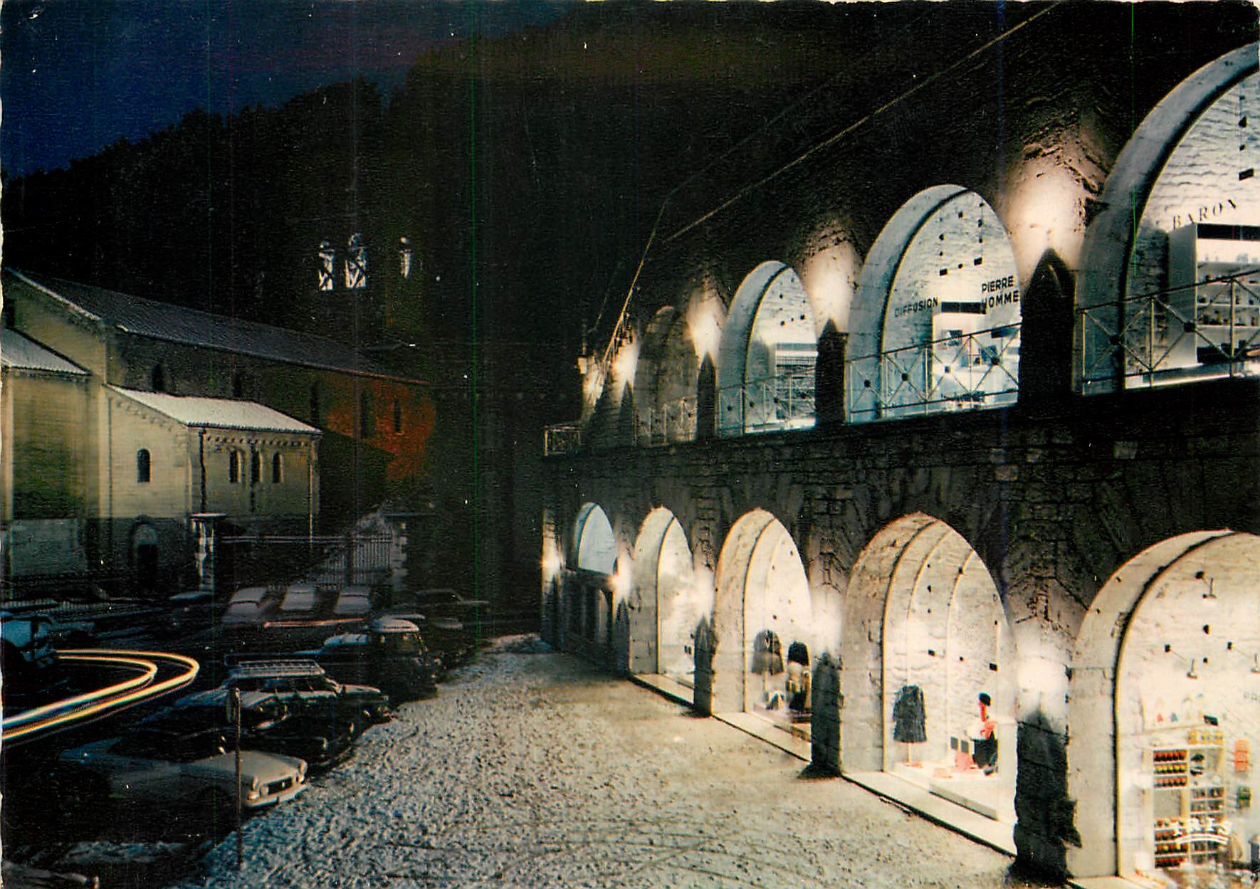 CPM La vieux Grenoble Un aspect de la place Saint Laurent 
