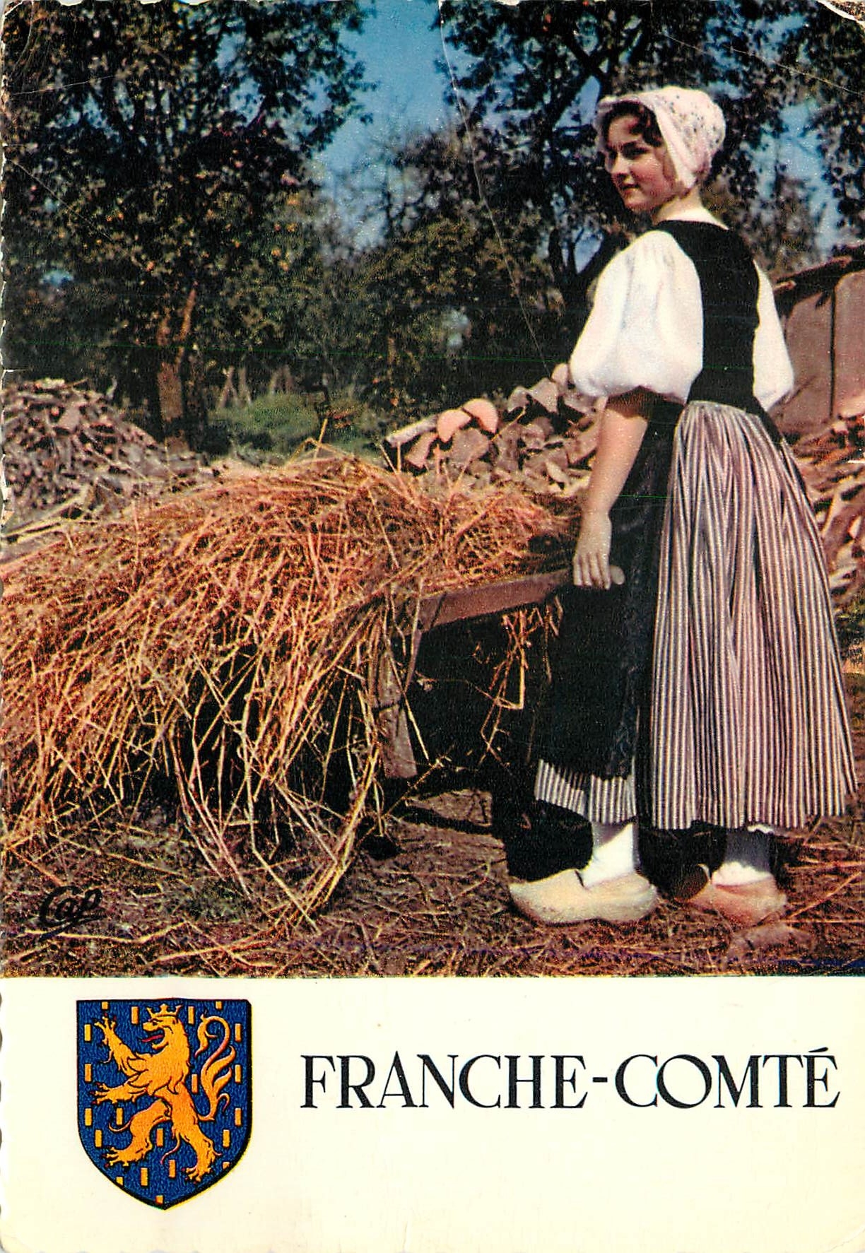 CPM Franche Comte Paysanne de la region de Luxeuil en costume d'ete portant la coiffe 