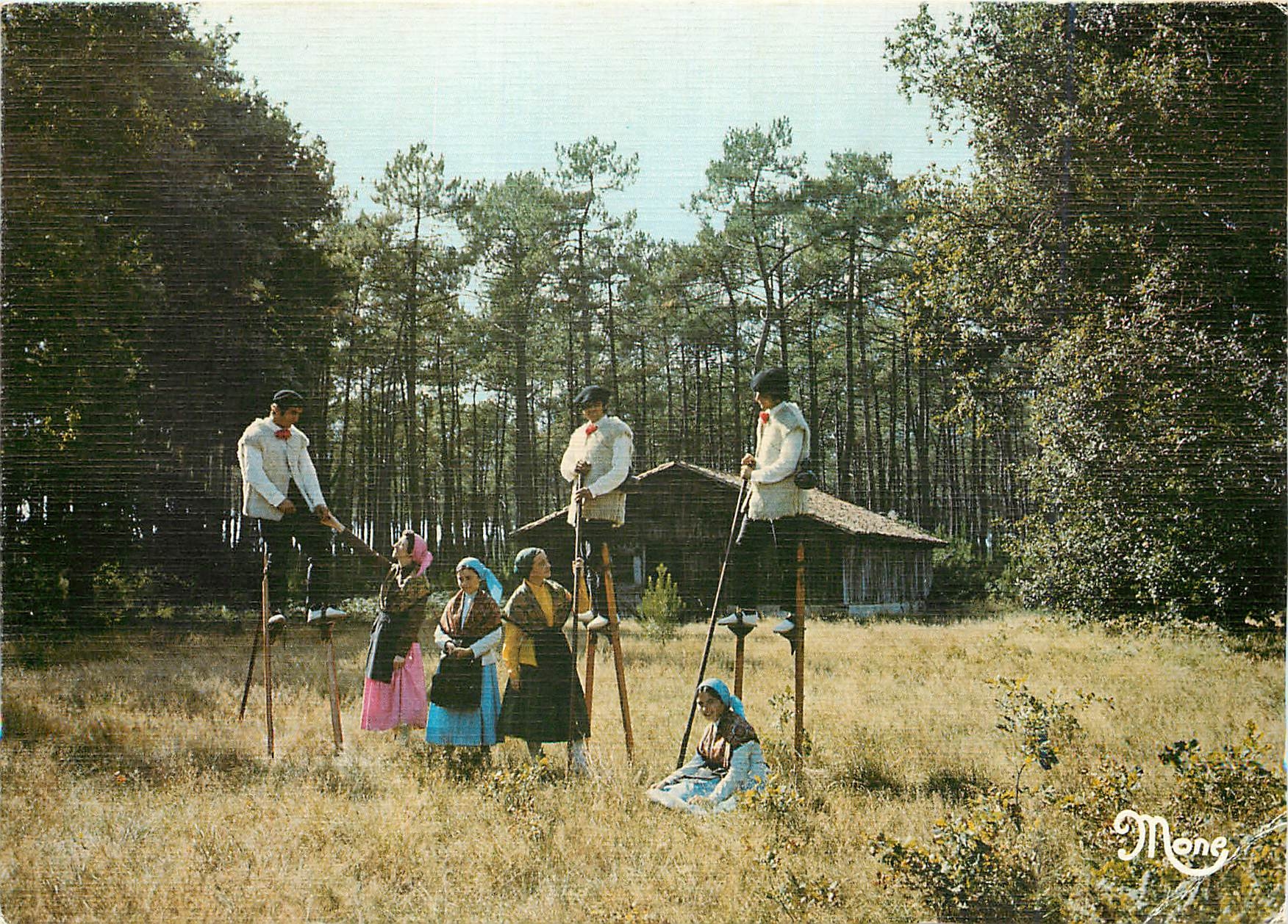 CPM La Douce Aquitaine Folklore sur l'Airial avec le concours des Bouheyriens 