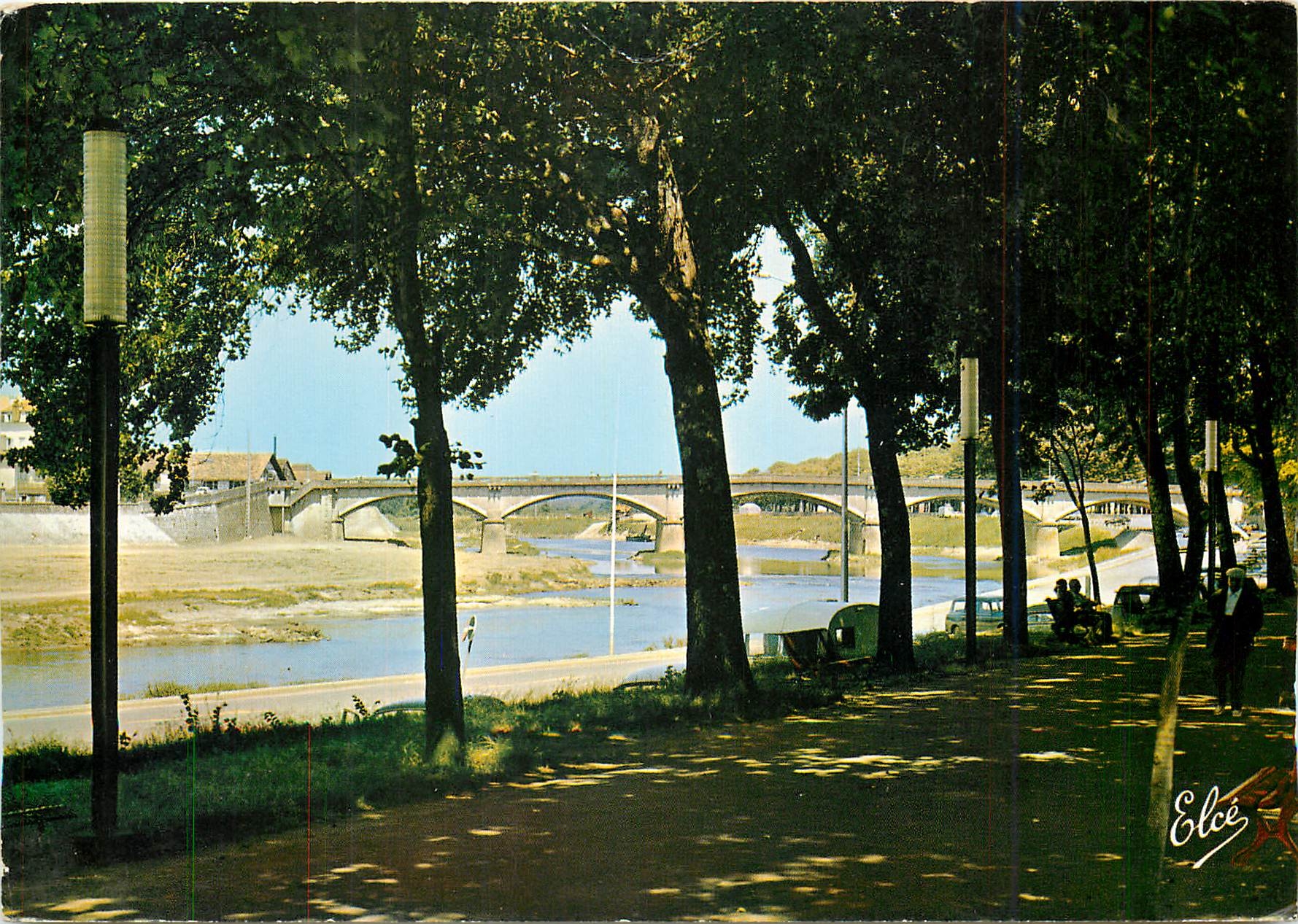 CPM Dax La Belle Promenade sur le bord de l'Adour au fond le Pont 
