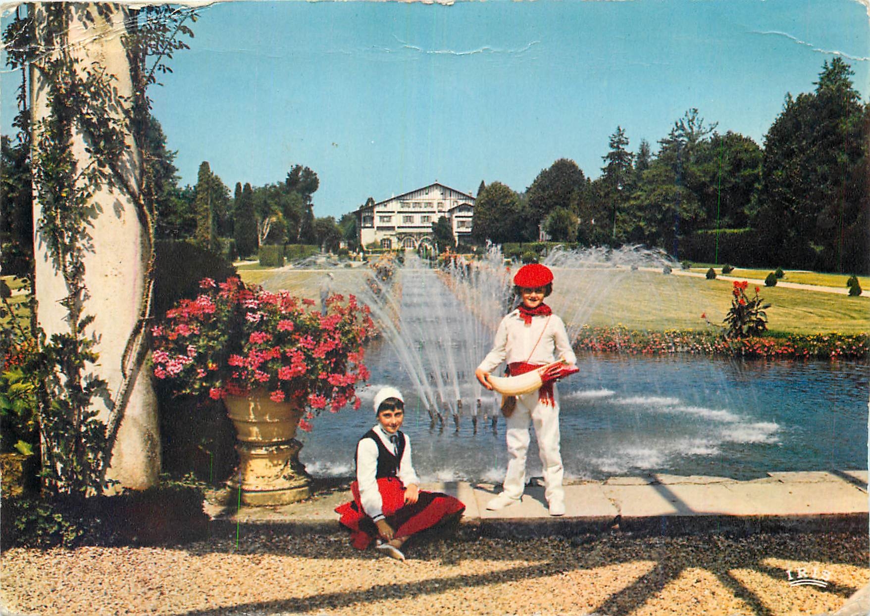 CPM Pays Basque Enfants en costume basque dans le parc d'Arnaga 