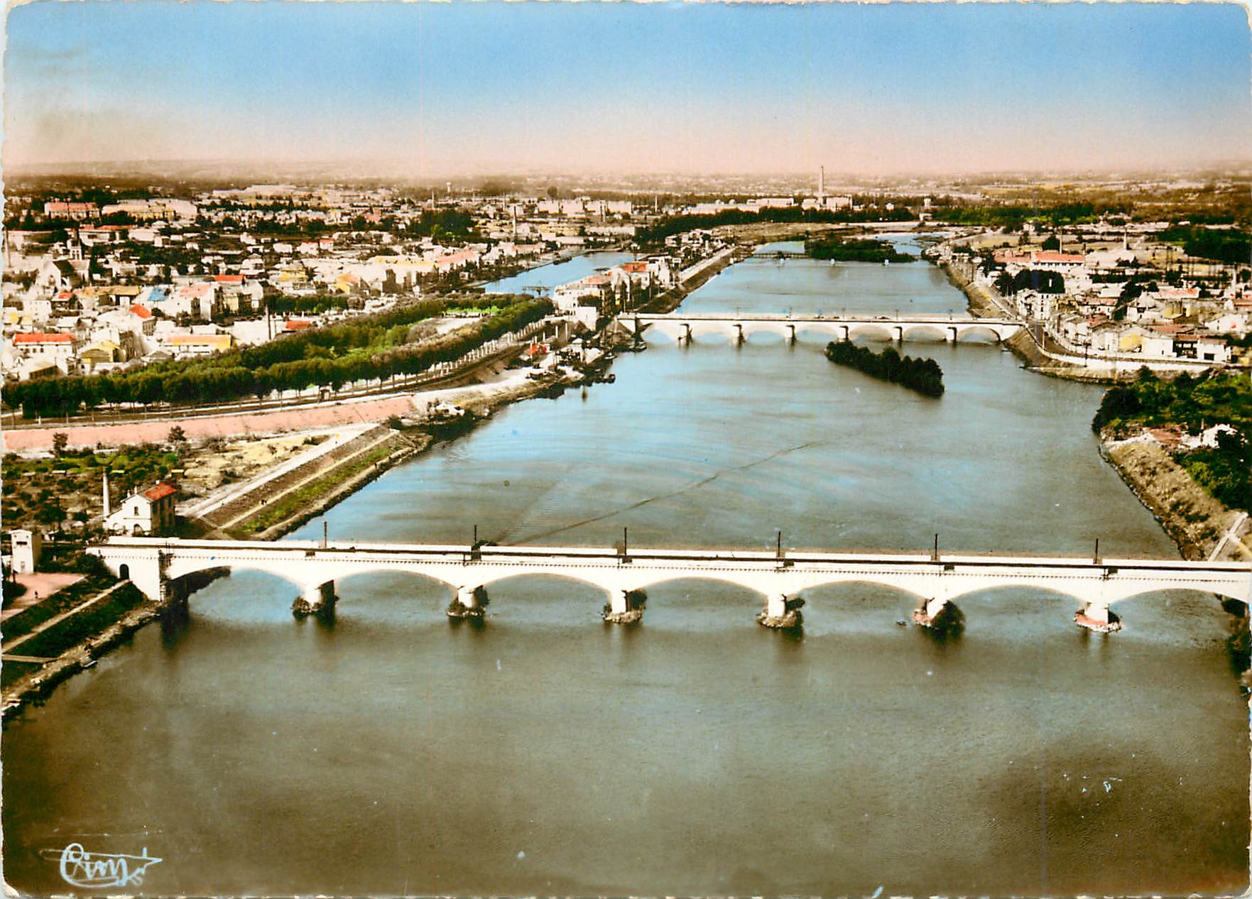 CPM Roanne Loire Vue aerienne sur la Loire A gauche Roanne A droite le coteau 