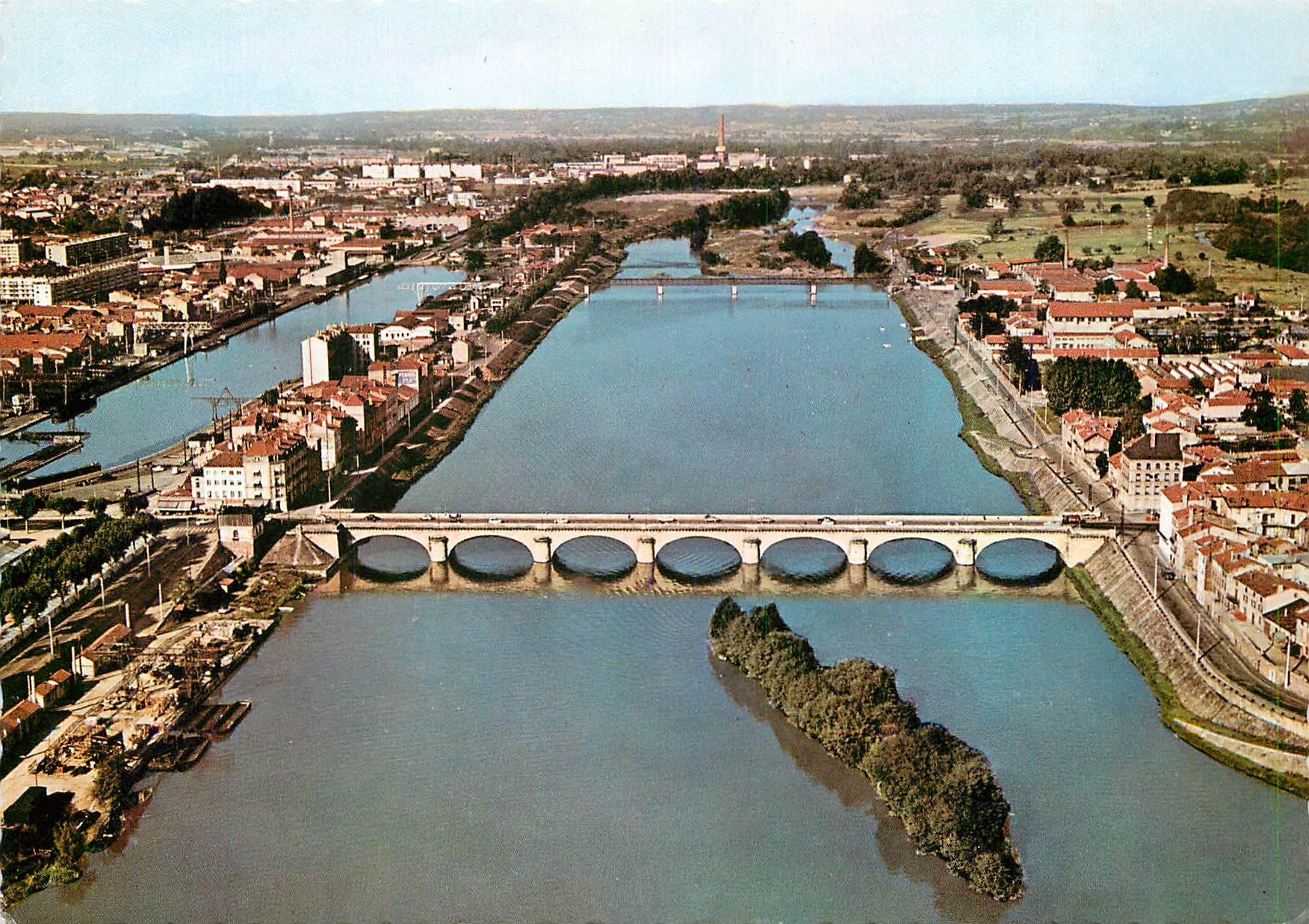 CPM Roanne Loire Vue aerienne sur la Loire et le Bassin 