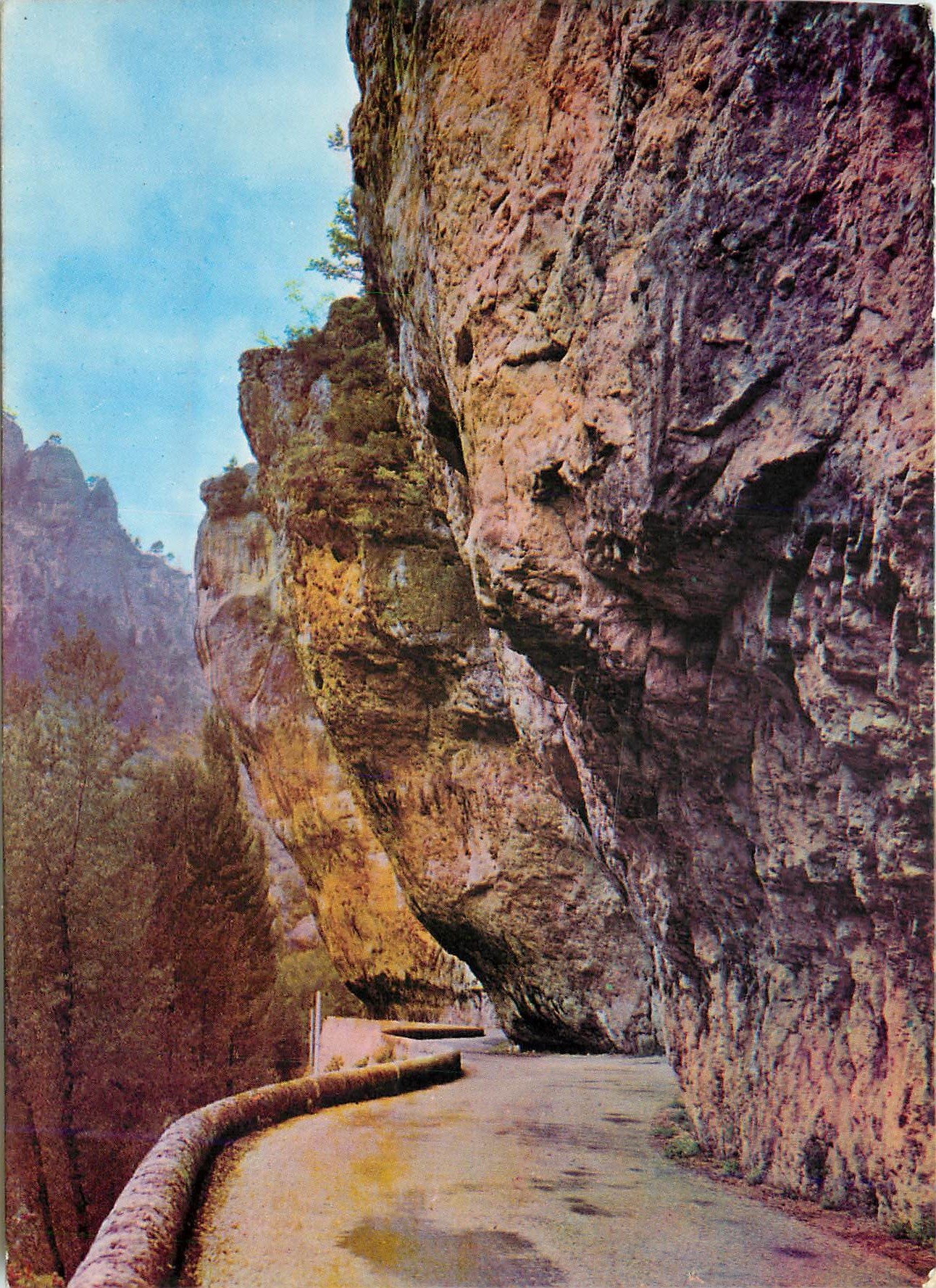 Les Gorges du Tarn — Près du Cirque des Boumes, l'encorbellement — Éditions Dart Toulouse