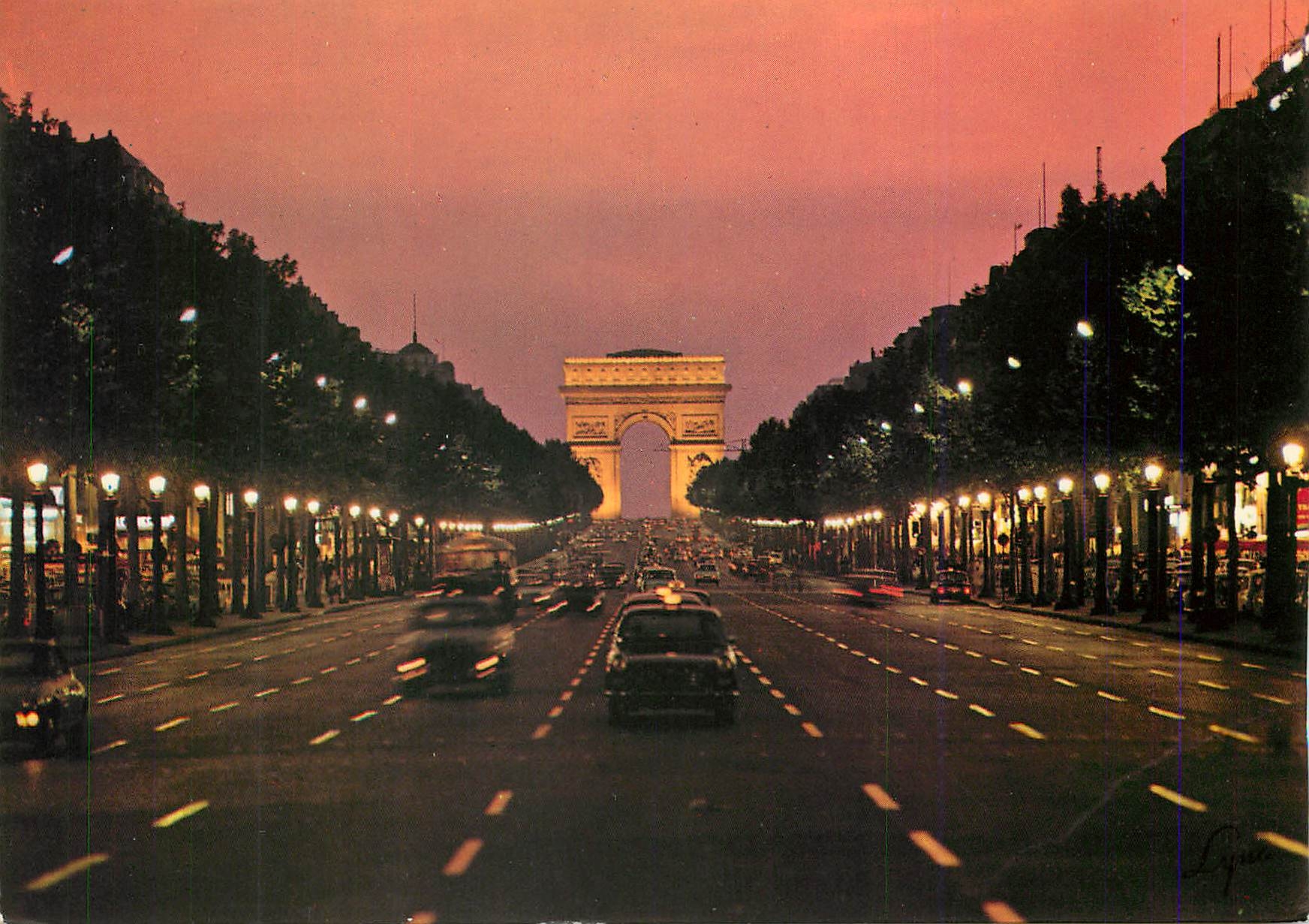 CPM Paris la nuit L'avenue des Champs Elysees et l'Arc de Triomphe 