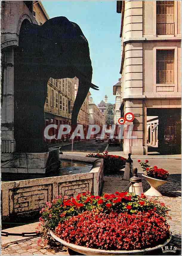 CPM Chambery La Fontaine des Elephants La Rue Boigne Dans le fond le Chateau 