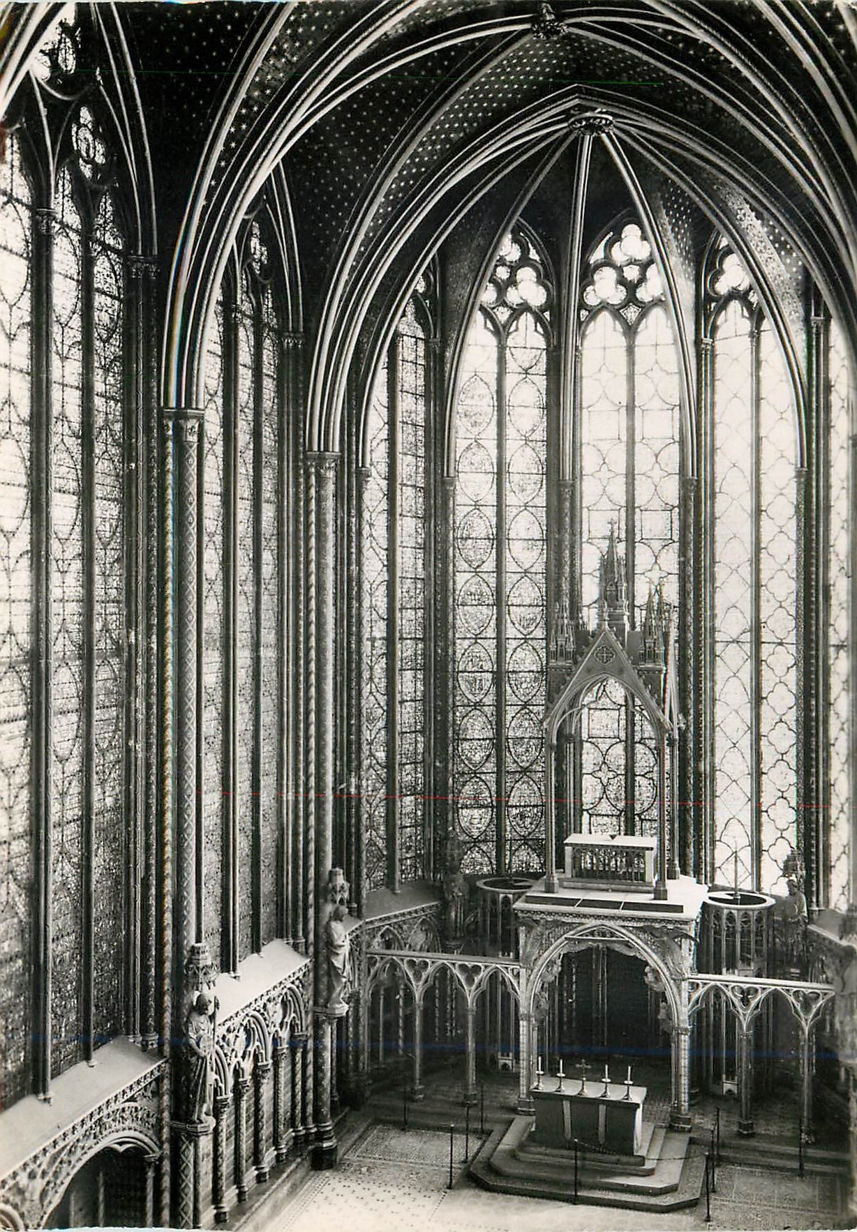 CPM Paris La Sainte Chapelle du Palais L'Autel et la Tribune des Reliques 
