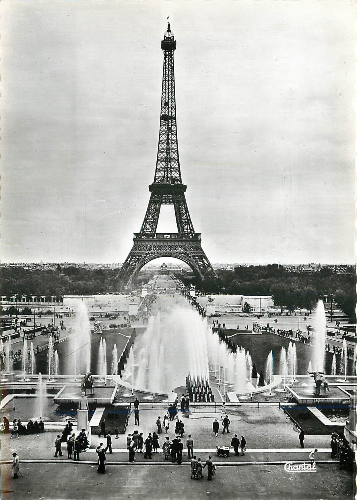 CPM Paris La Tour Eiffel et les Fontaines du Palais de Chaillot 