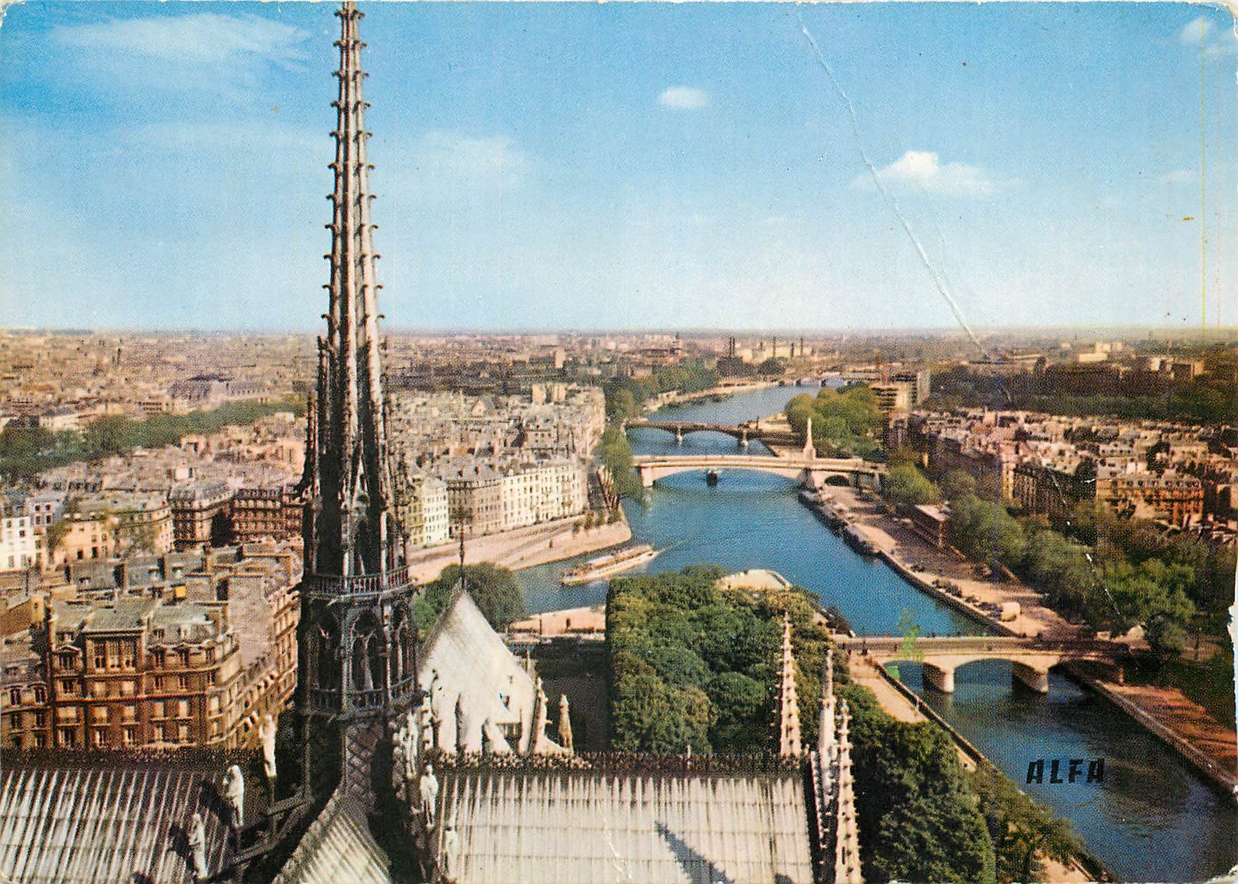 CPM Paris La Seine et la fleche de Notre Dame 