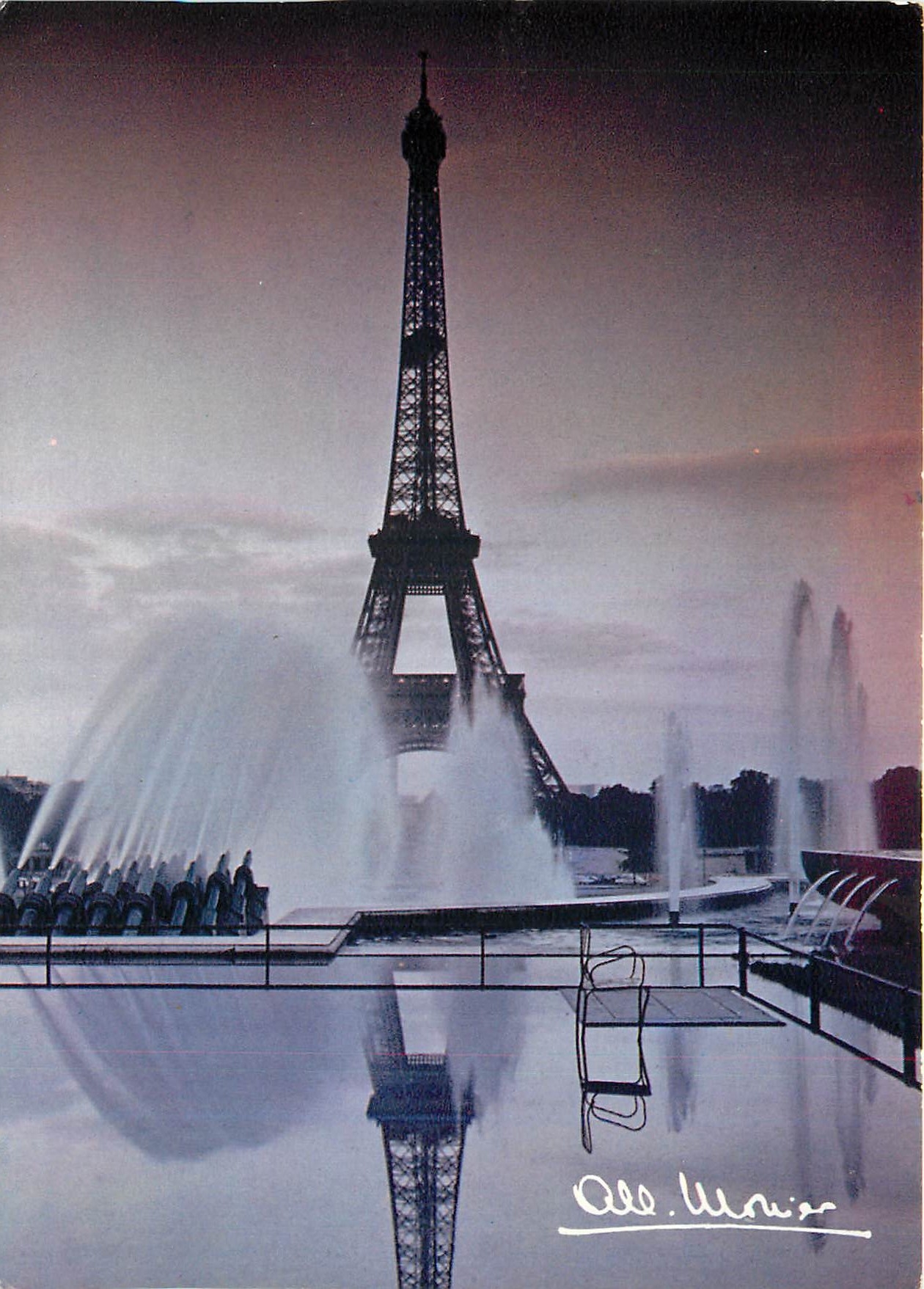 CPM Paris Les fontaines du Trocadero et la Tour Eiffel 