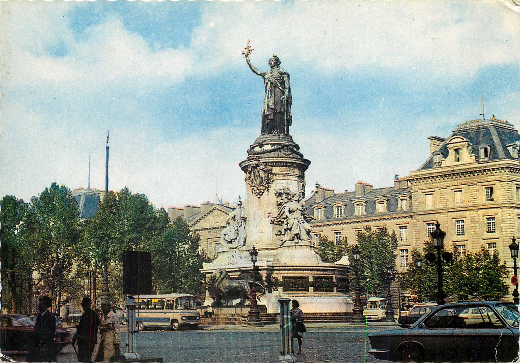 CPM Paris La Place de la Republique le monument de la Republique 
