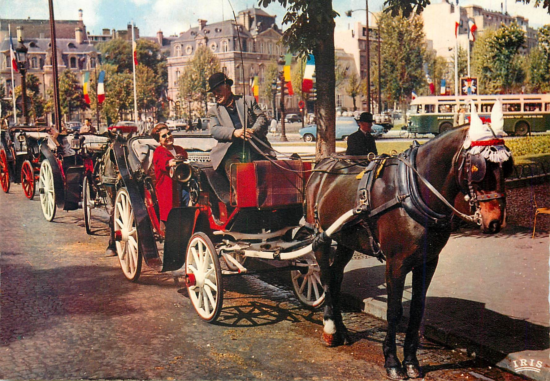 CPM Paris Rond point des Champs Elysees Les flacres 