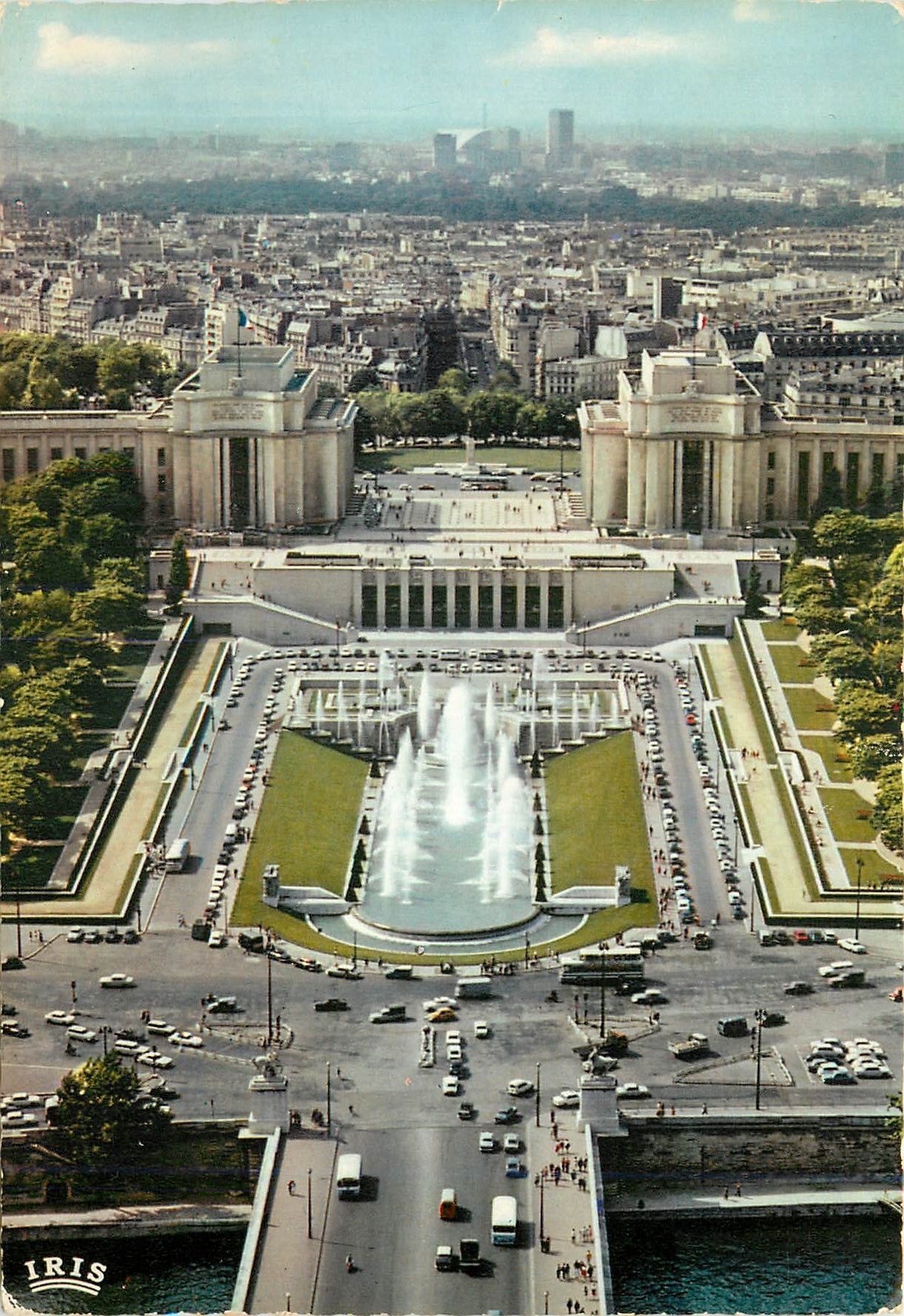 CPM Paris Vue depuis la Tour Eiffel sur les jardins du Trocadero et le Palais de Chaillot 