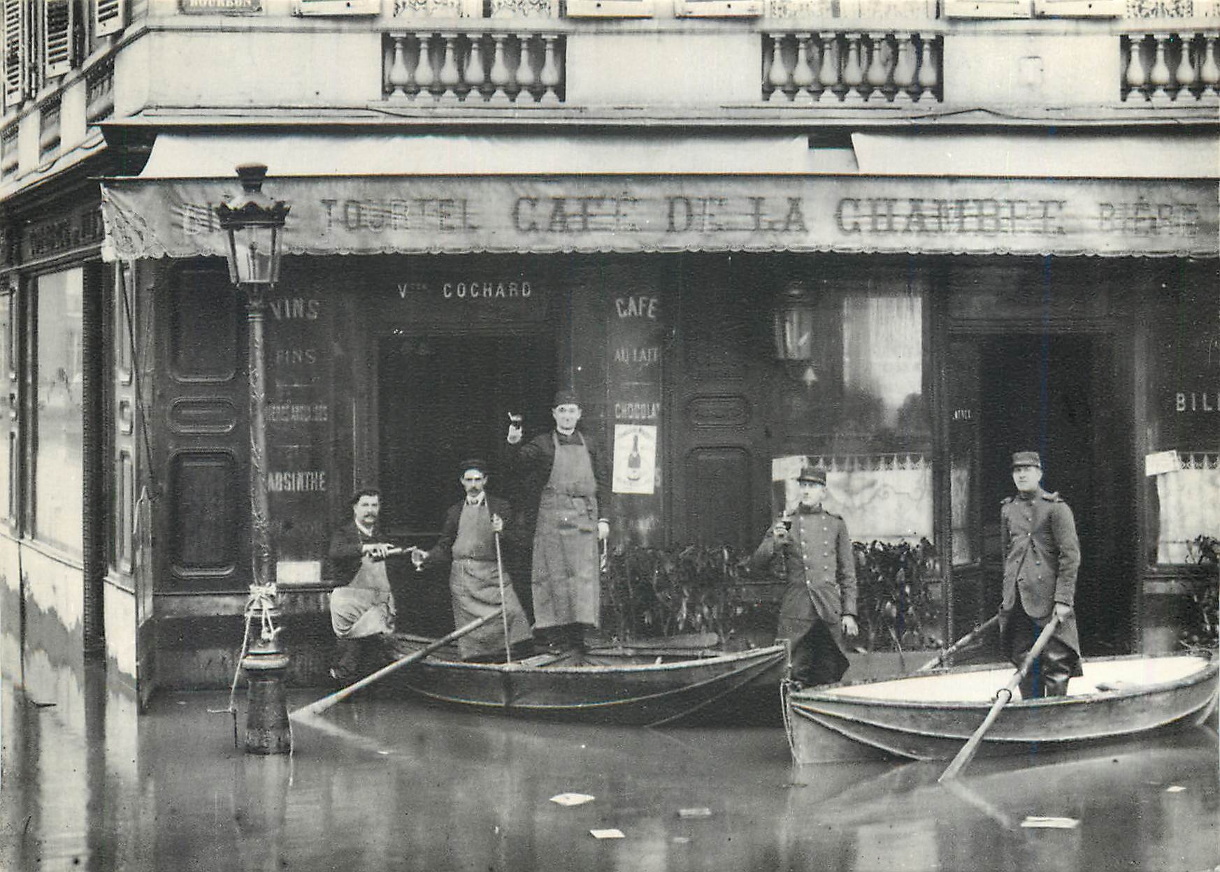 CPM Paris Lors de la grande inondatin de 1910 place du Palais Bourbon 