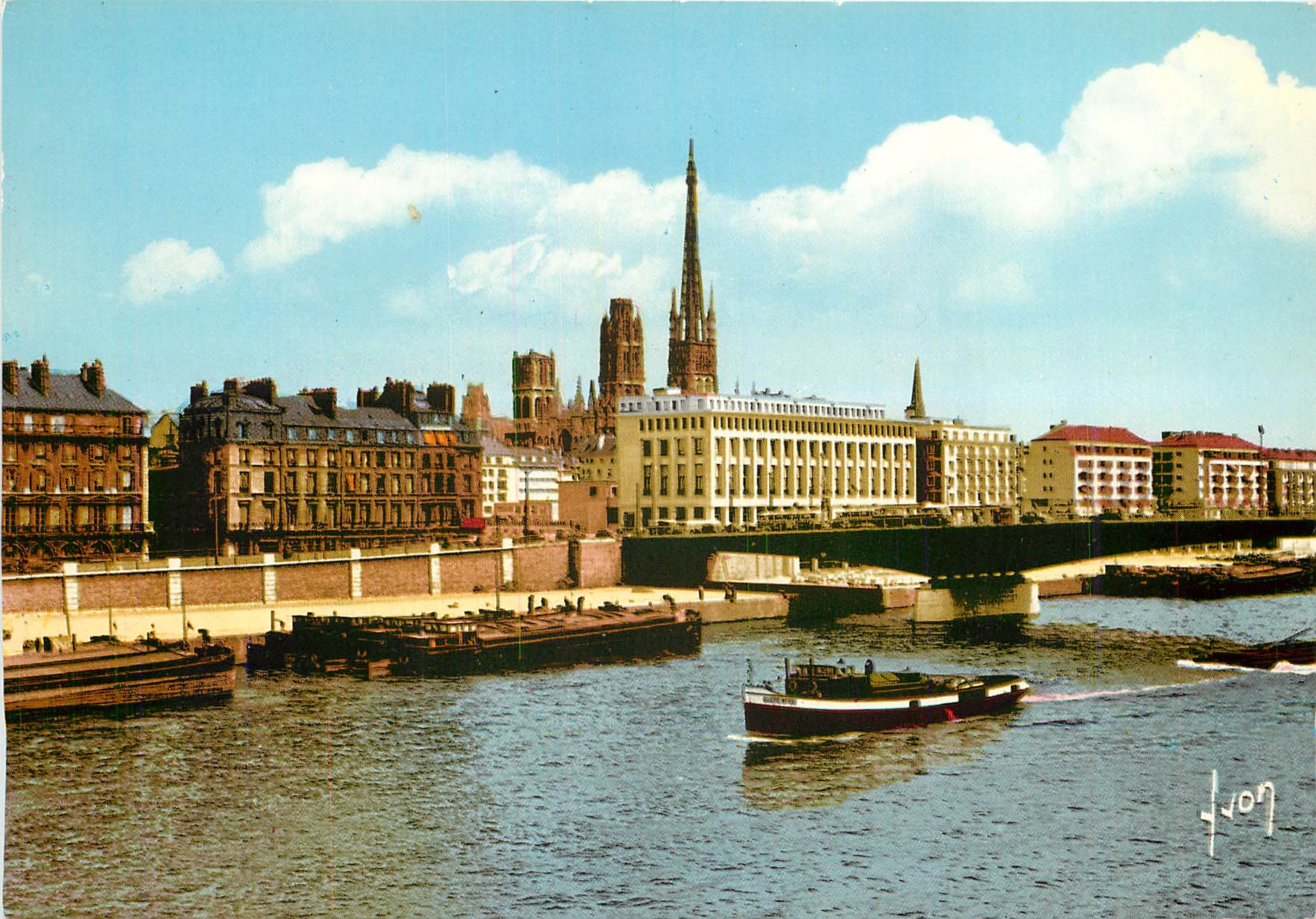 CPM Rouen S Mme La Seine et le Palais des Consuls Bateau