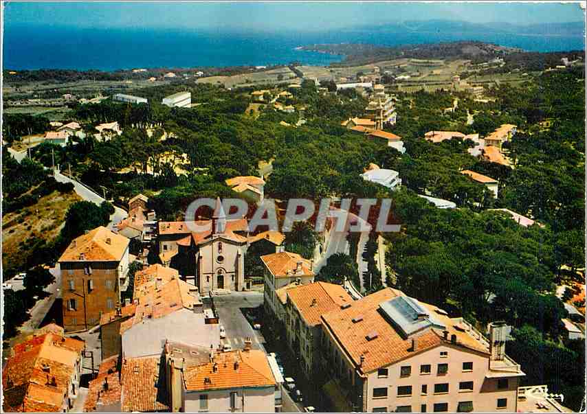 CPM Presqu'ile de Gienes Var Vue aerienne Le centre du village l'eglise au loin 