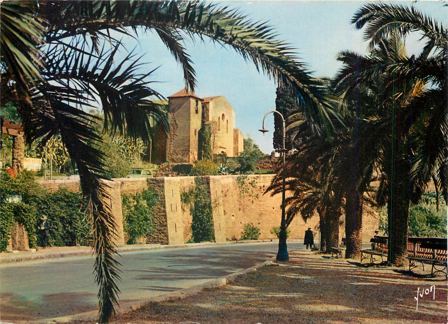 CPM La Cote d'Azur miracle de la nature Bormes les Mimosas Var Les Remparts et la Chapelle Saint Fra