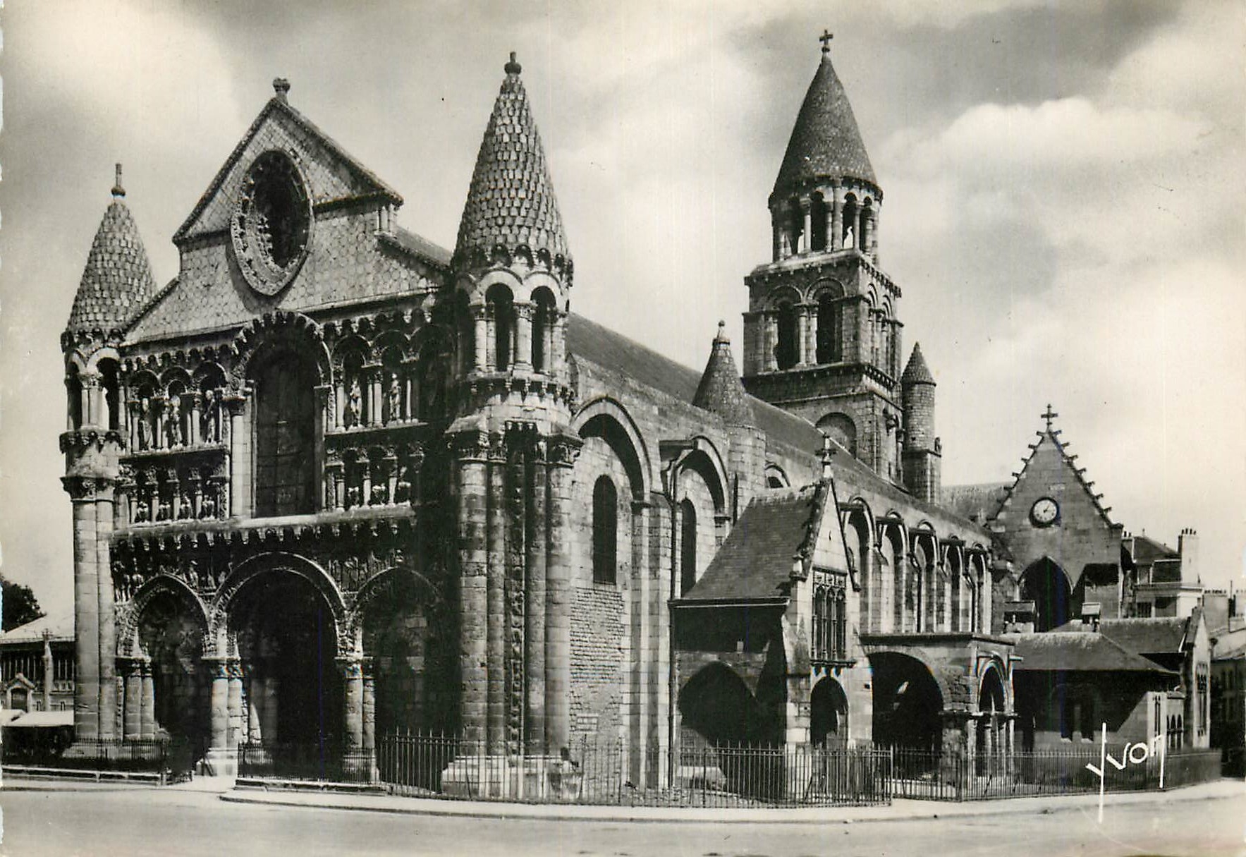 Poitiers — Église N.-D. la Martel, XIe-XIVe s. — Les Éditions d'Art Yvon, Paris