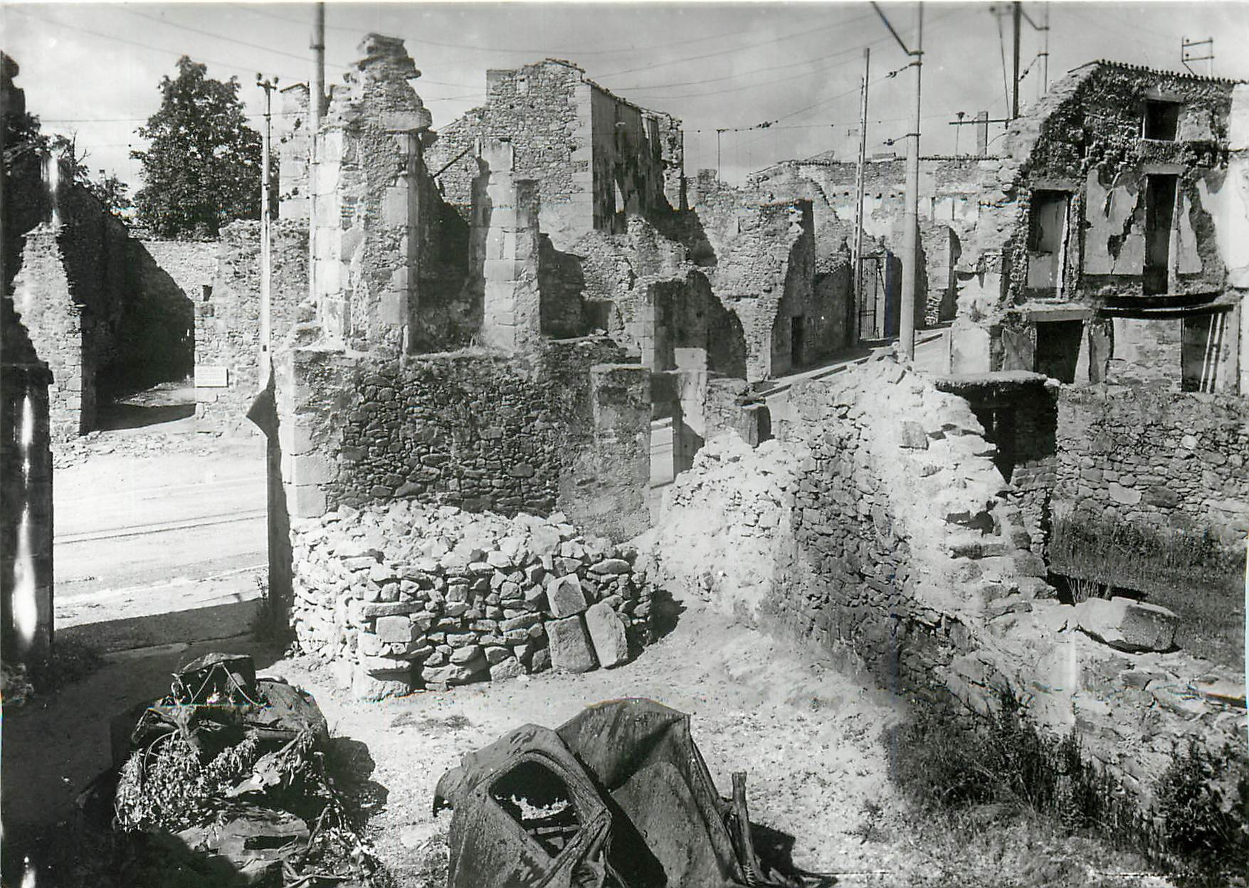 CPM Oradour Sur Glane Haute Vienne Maison Mosnier Laudy Militaria