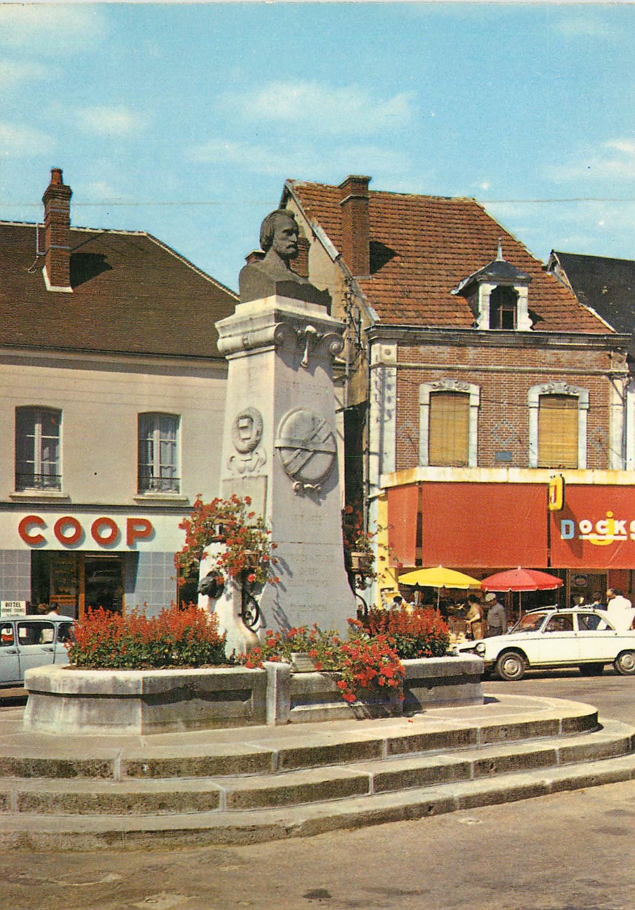 CPM Toucy Yonne Statue de Pierre Larousse lexicographe ne a Toucy Coop