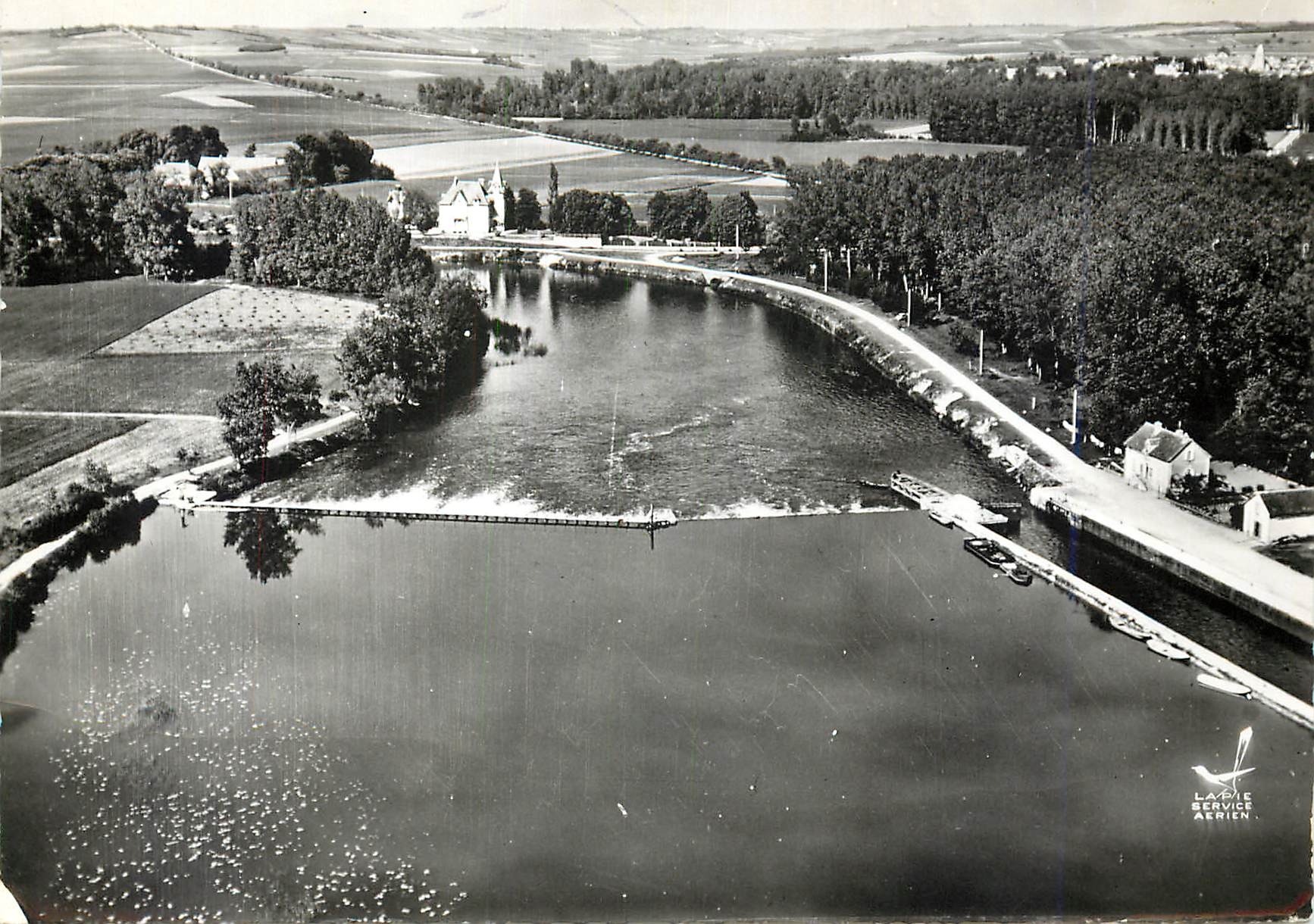 CPM Pont sur Yonne Le Barrage de Champ Fleury et le Chateau de Sixte 