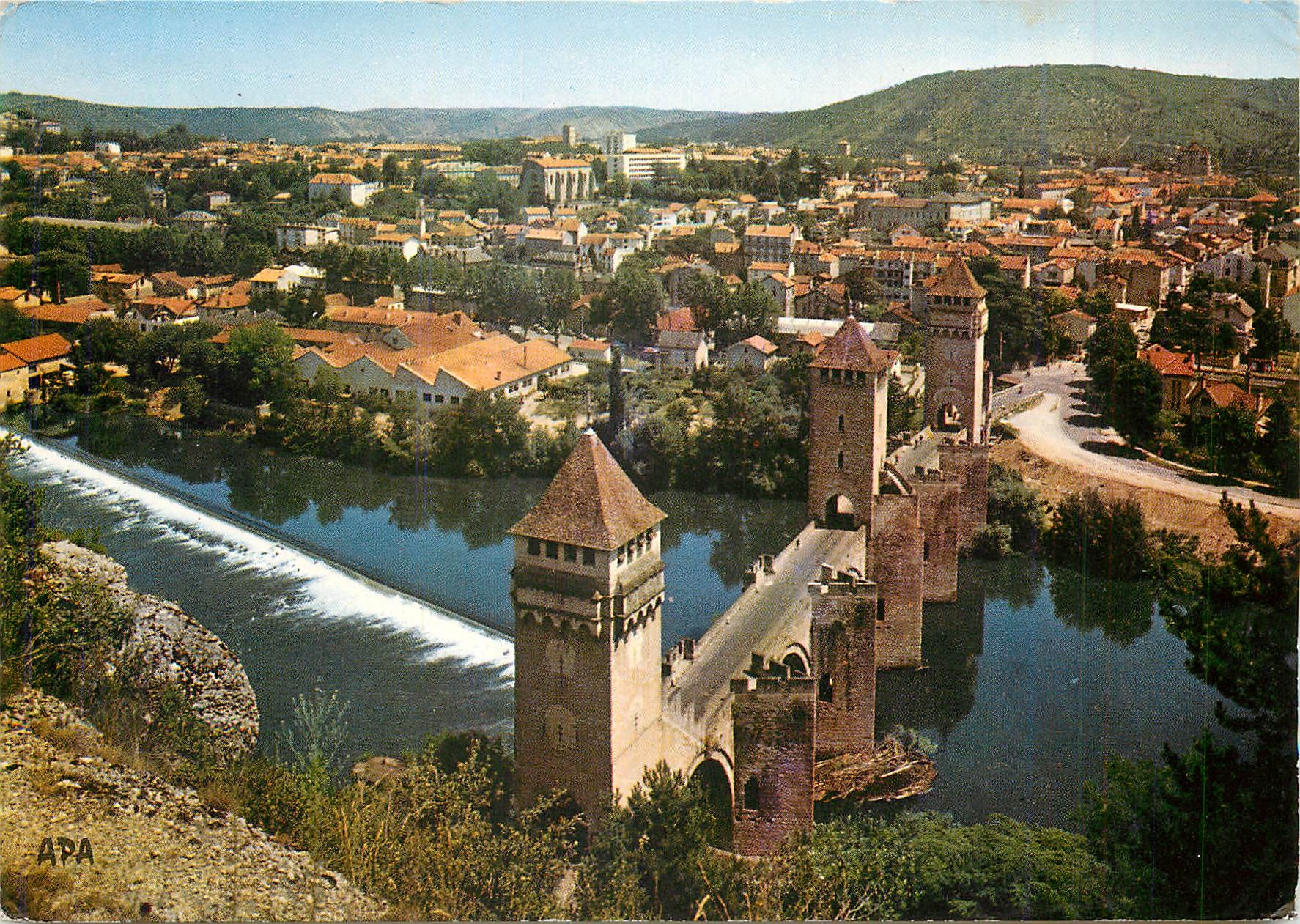 CPM Cahors Lot Vue panoramique sur le Pont Valentre et la ville 
