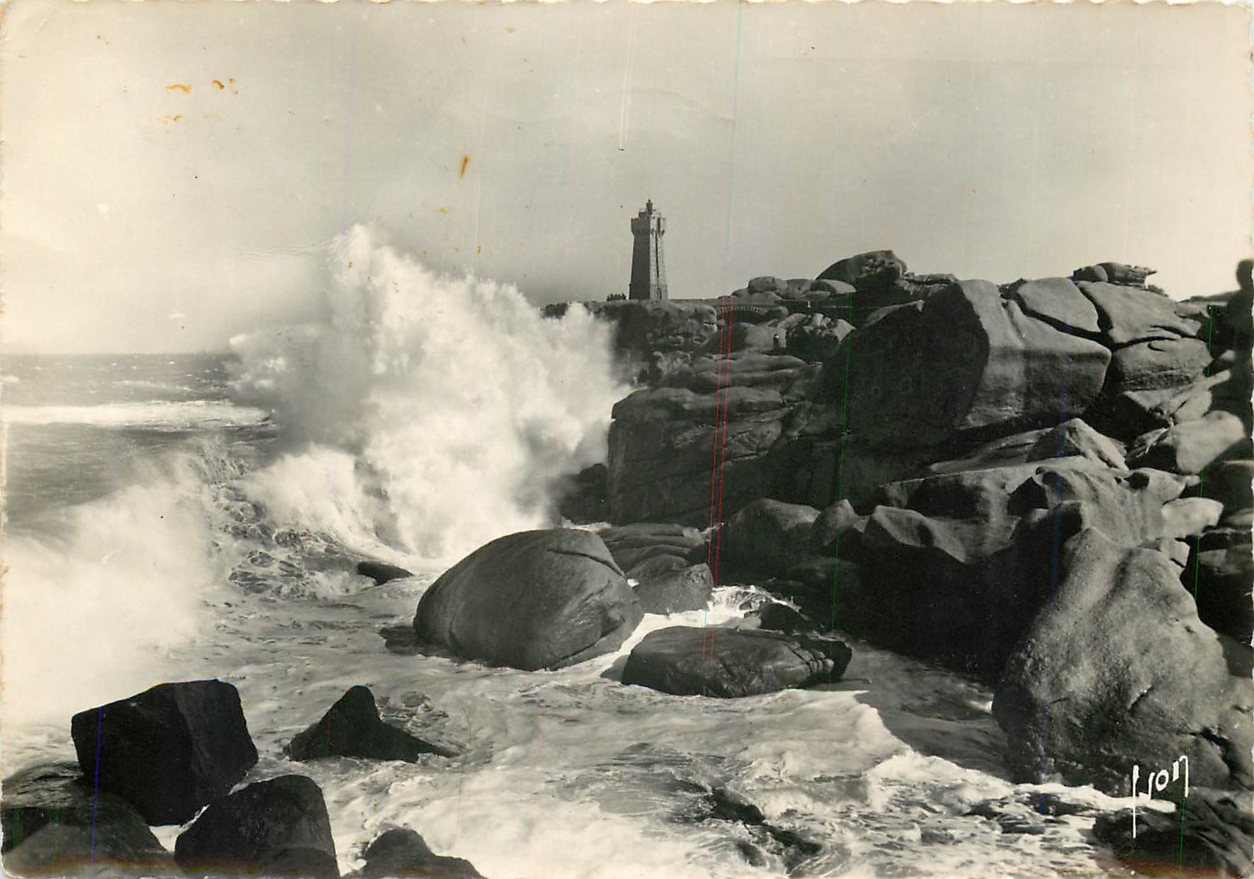 CPM Ploumanach en Perros Guirec Cotes du Nord La Tempete a l'assaut du Phare 