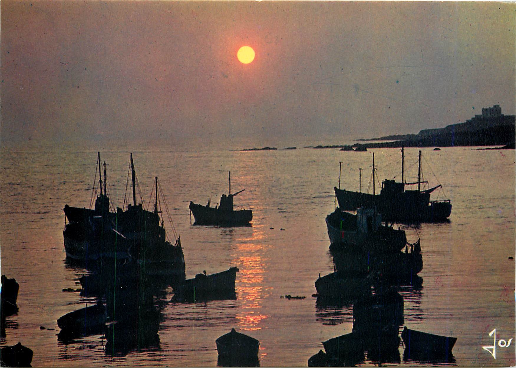 CPM La Bretagne en Couleurs Coucher de soleil sur la cote bretonne 