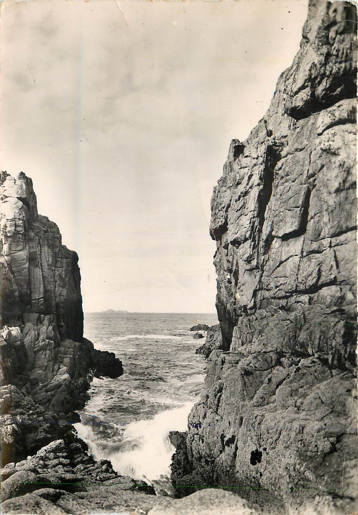 CPM Perros Guirec Cotes du Nord Rocher du Squevel 