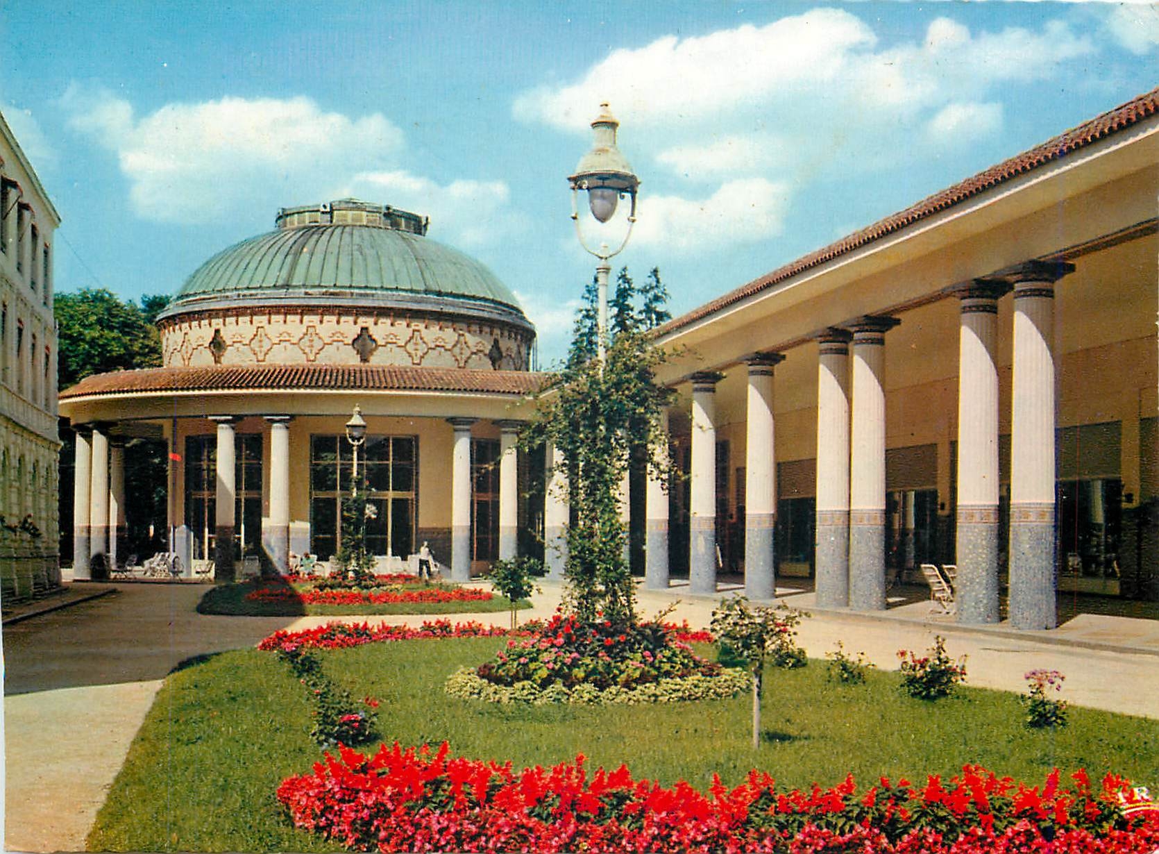 CPM Contrexeville Vosges La Rotonde et les Galeries 