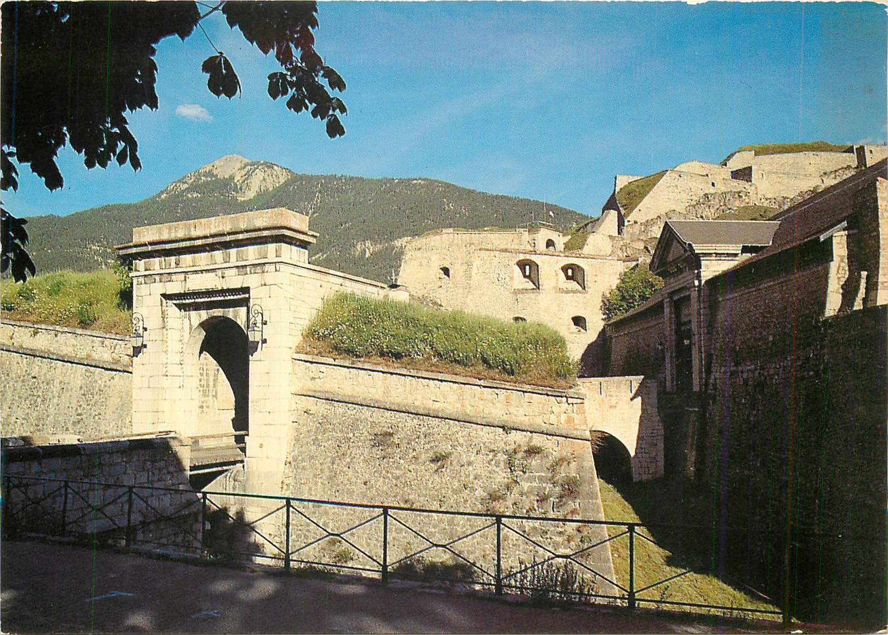 Fort Vauban à Briançon — vue de l'entrée principale — Éditions Française