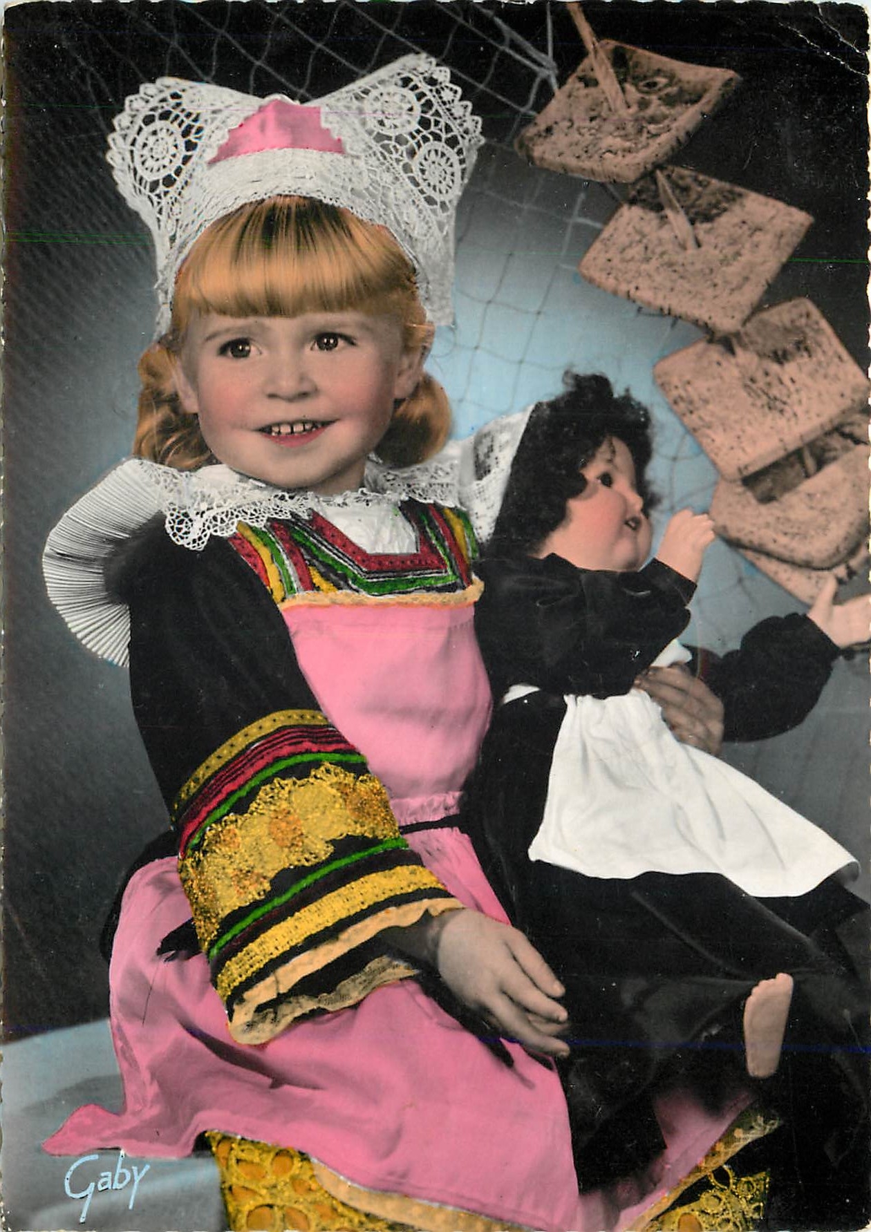 CPM Costumes Bretons Costume Ancien des Enfants de Pont Aven Poupee