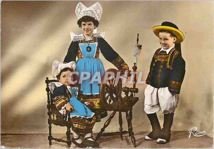 CPM En Bretagne Costumes de Pont Aven 