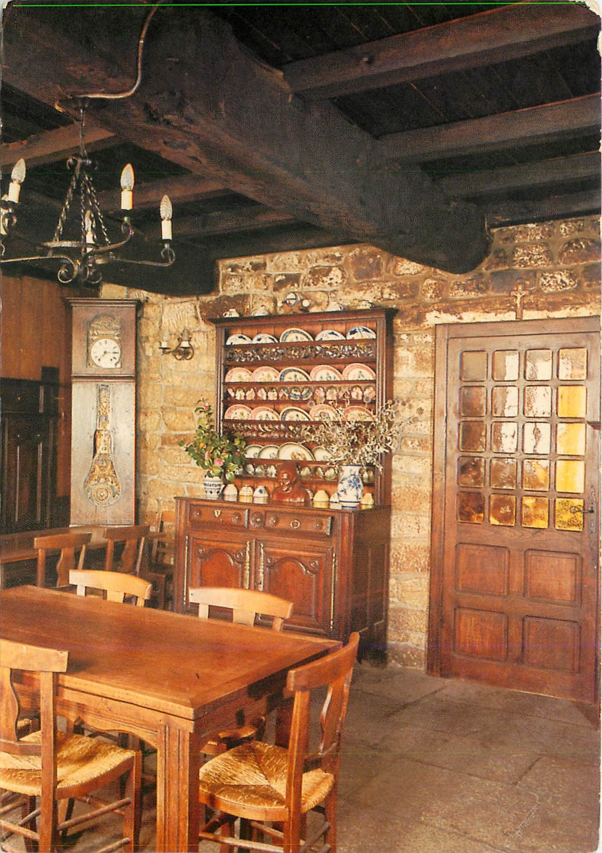 CPM Bretagne aux mille visages Interieur de creperie a Locronan 