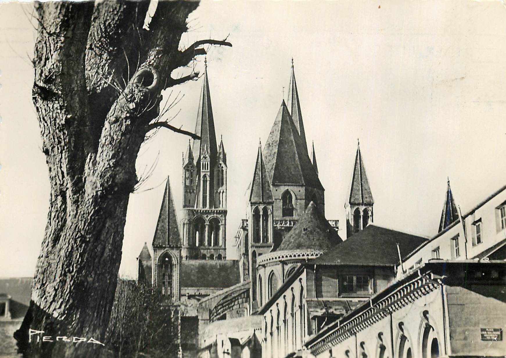 CPM Eglise Abbatiale Saint Etienne de Caen Exterieur cote est 