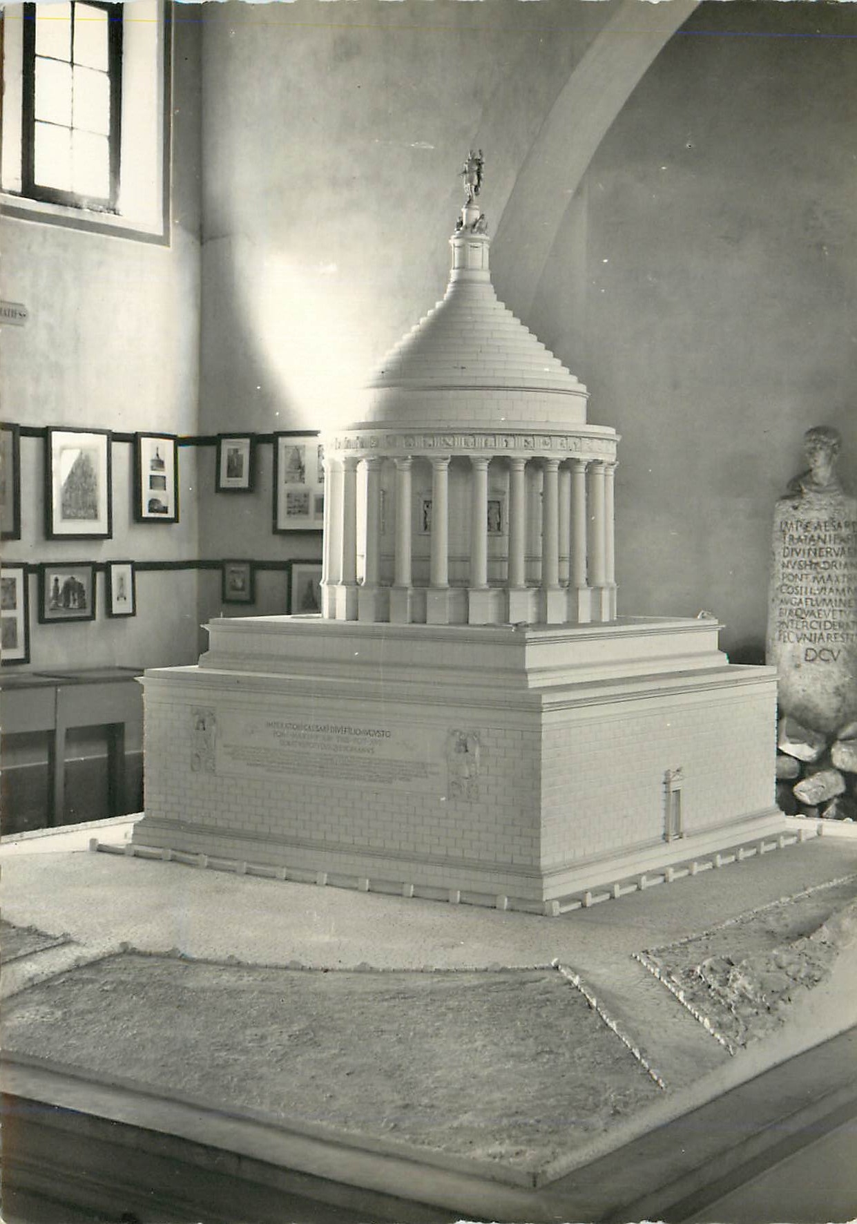 CPM La Turbie Musee du Trophee Maquette du Trophee des Alpes Reconstitue 