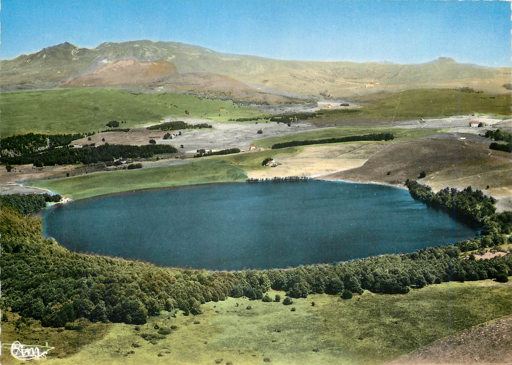 CPM La France Touristique Environs de Picherande P de D Le Lac Chouvet 