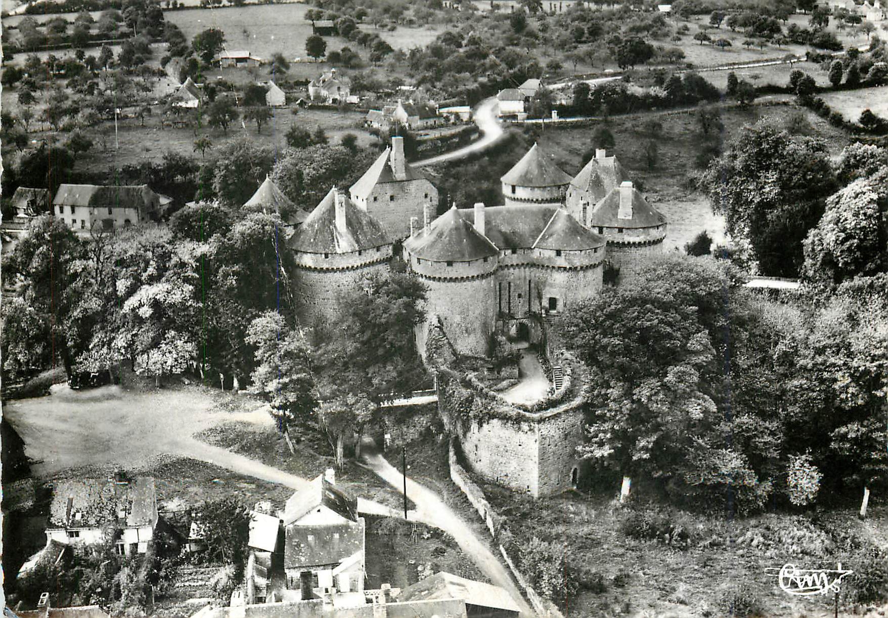 CPM Vue aerienne du Chateau de Lassay Mayenne Porte d'Entree et Barbacane 