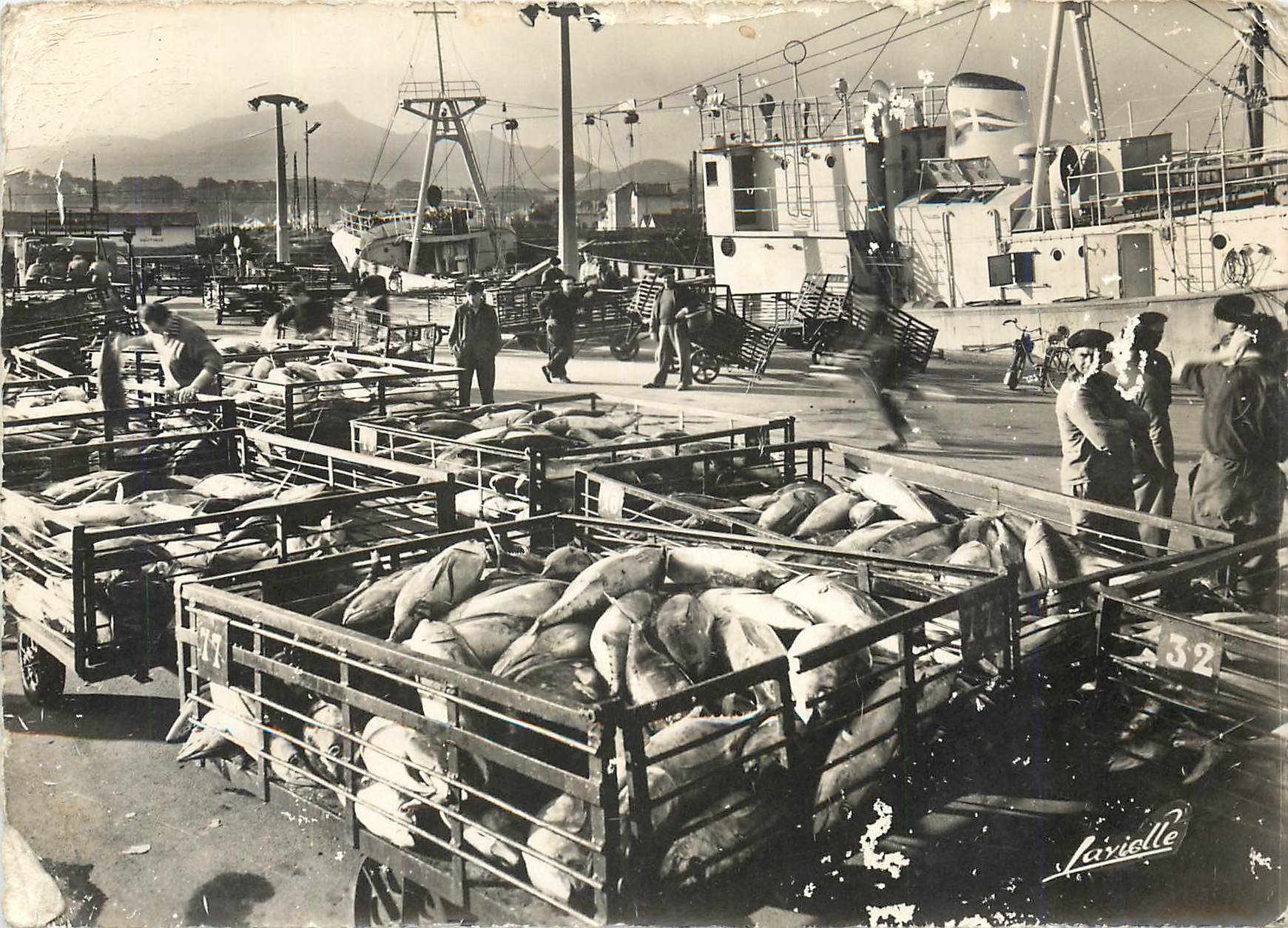 CPM St Jean de Luz A quai Le Soplie 