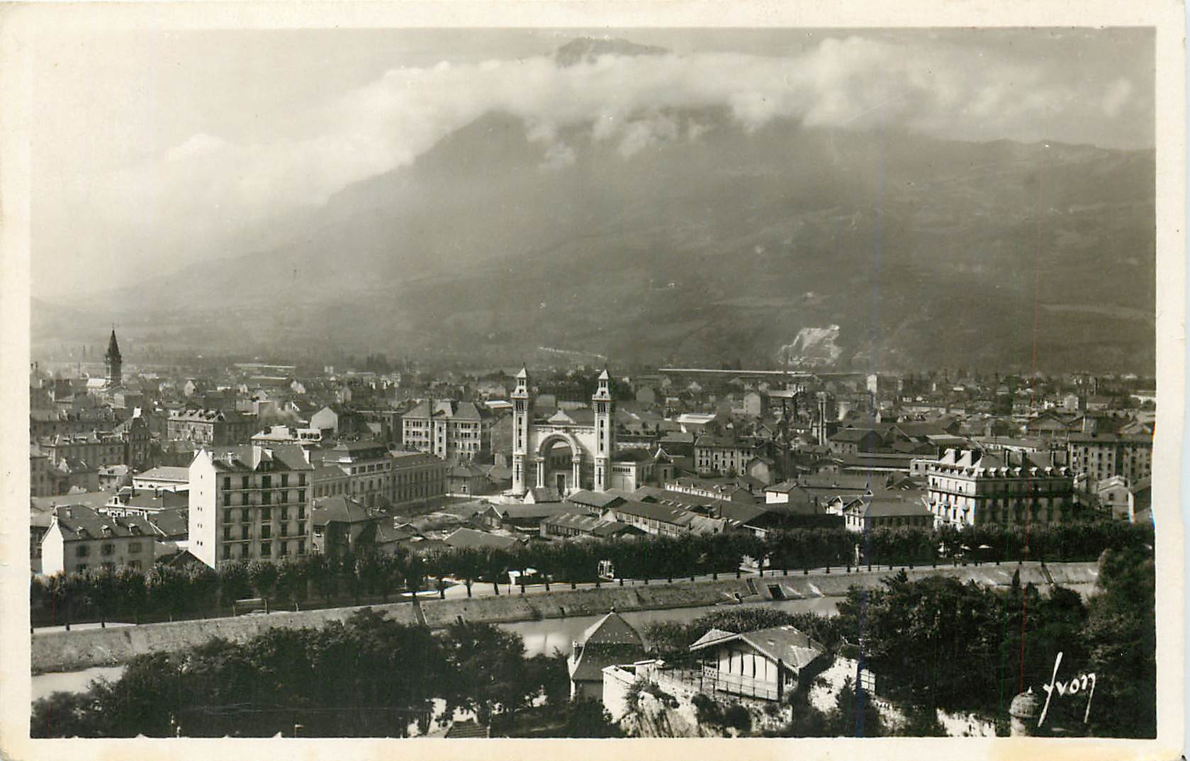 CPM Grenoble Isere Vue generale prise du Jardin des Dauphins et le Moucherotte 