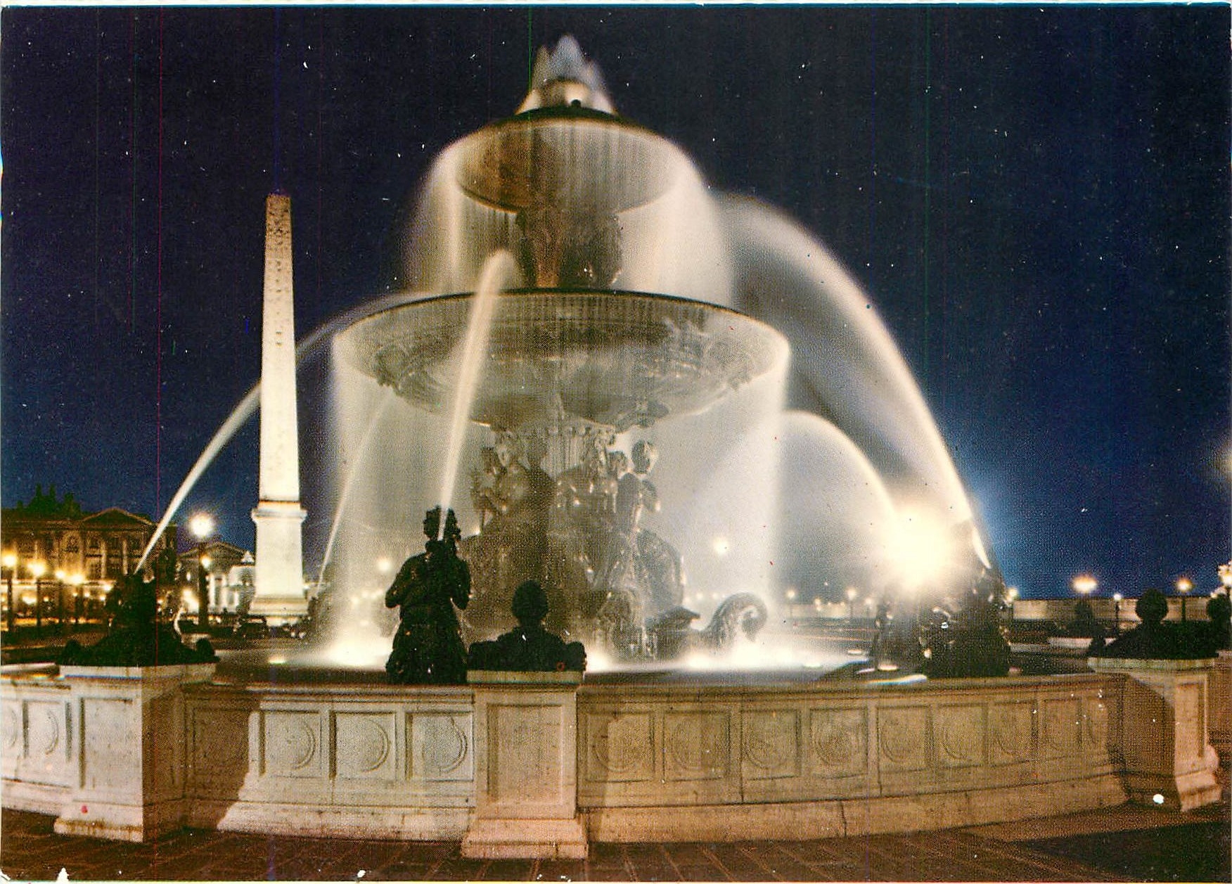 CPM Paris Les Fontaines de la Concorde la nuit 